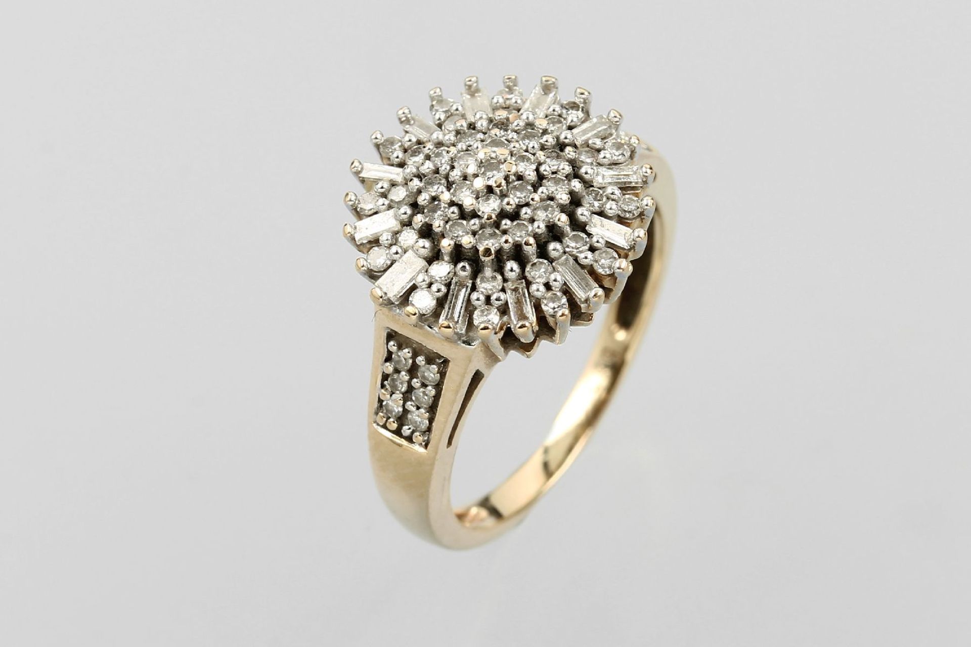 14 kt Gold Ring mit Diamanten, GG 585/000, 56 Diamanten zus. ca. 0.56 ct l.get.Weiß/p,