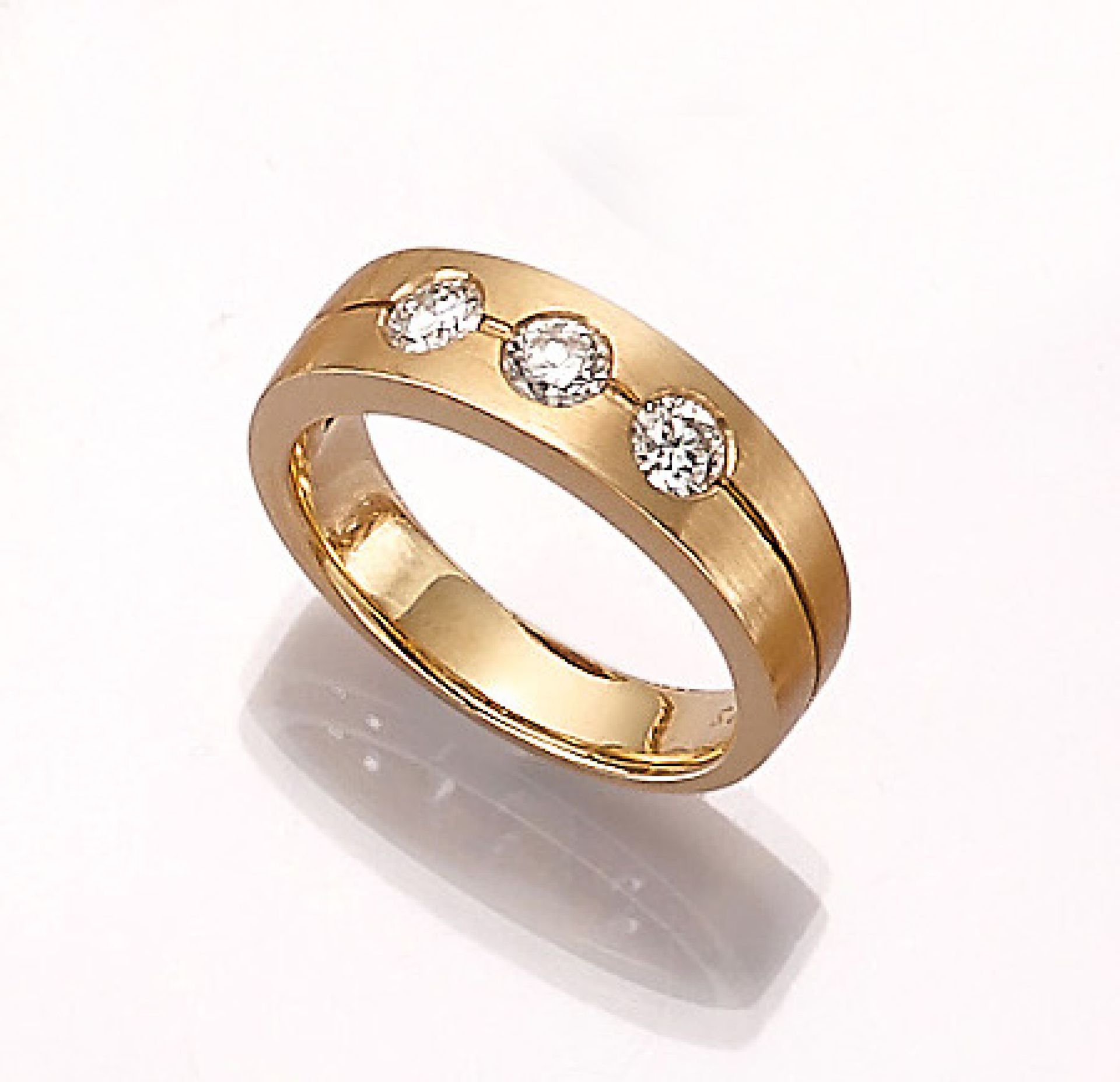 18 kt Gold Ring mit Brillanten, GG 750/000 sat., 3 Brillanten zus. ca. 0.60 ct Weiß/si, RW 55, ca.