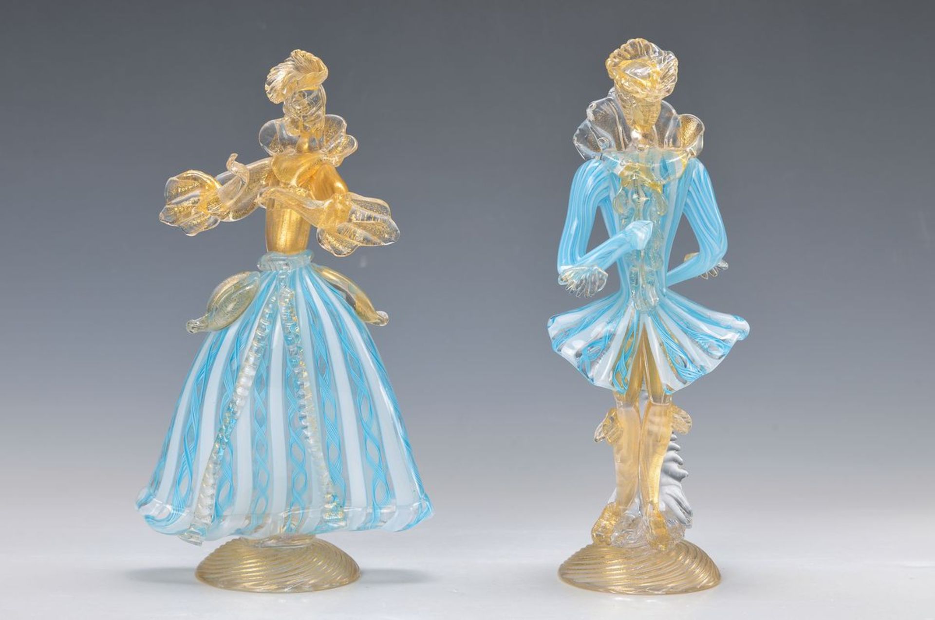Figurenpaar, Murano Italien, 20. Jh., mundgeblasenes Glas mit eingeschmolzenem Goldpuder, blauen