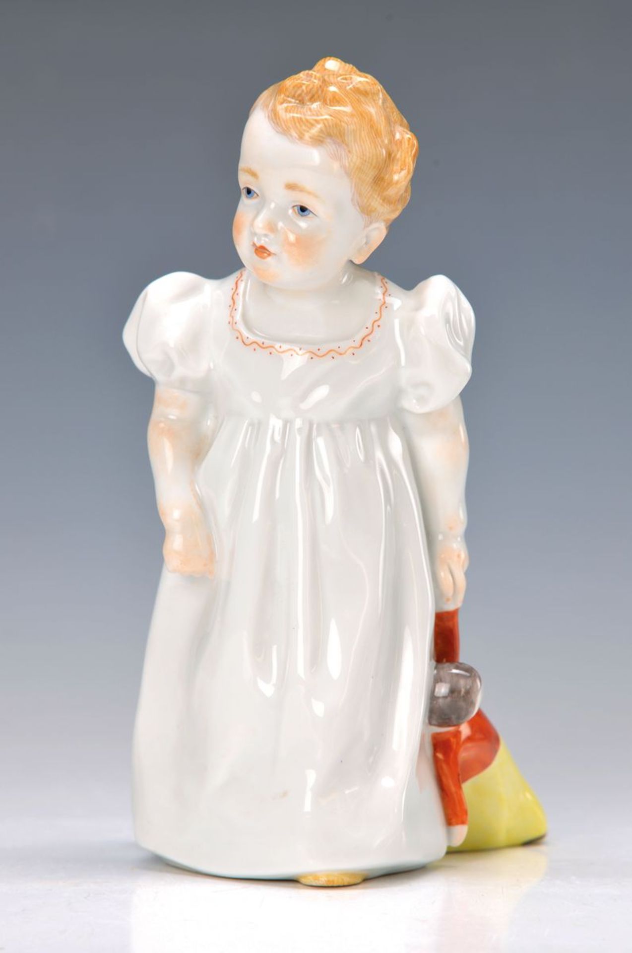 Porzellanfigur, sog. Hentschelkind, Meissen, 1970er Jahre, Mädchen mit Puppe, bunt bemalt, H. ca.