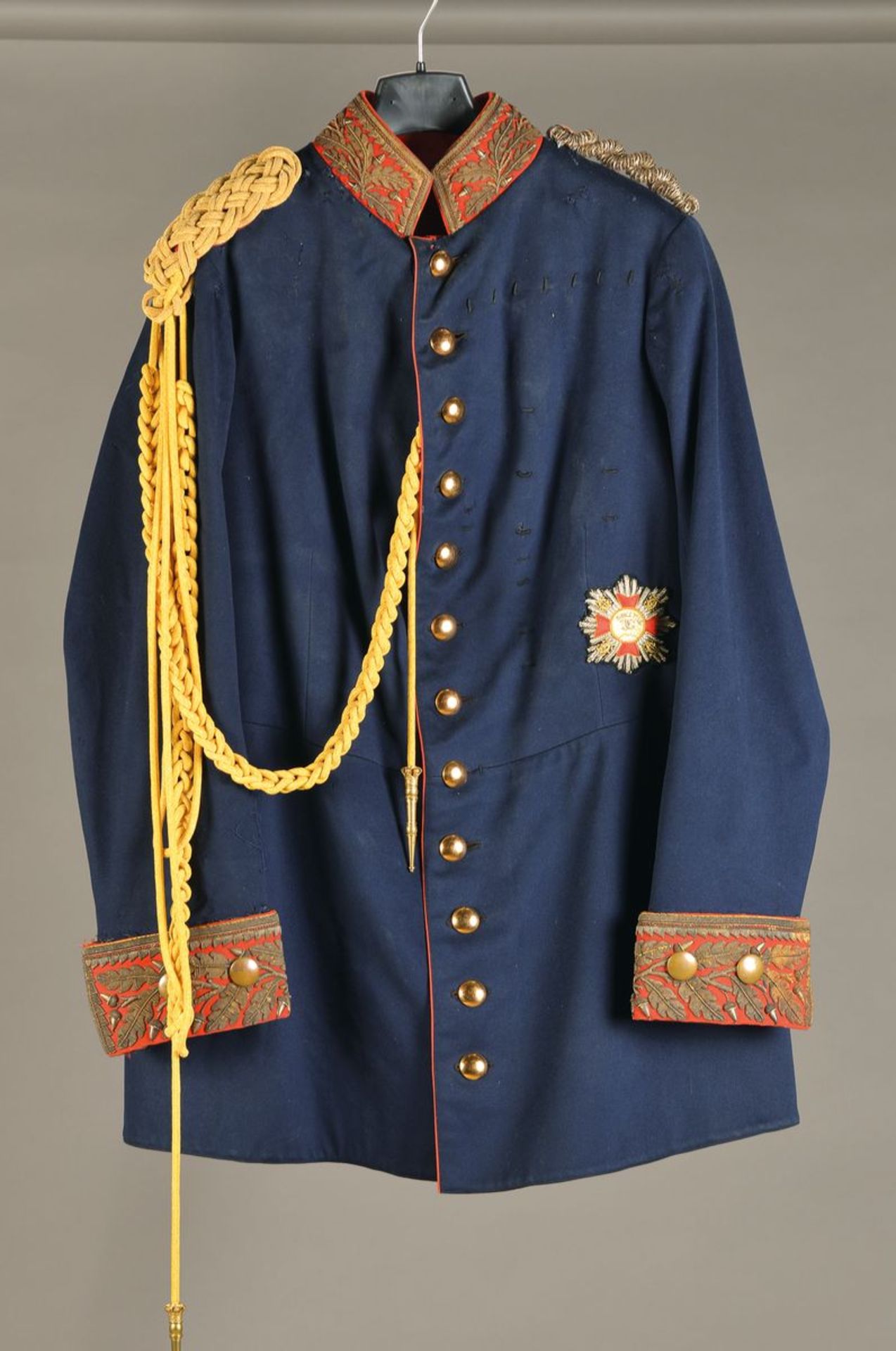 Paradeuniform eines Offiziers, um 1900, feines blaues Tuch, Ärmel Brokatstickerei, Schützschnur,