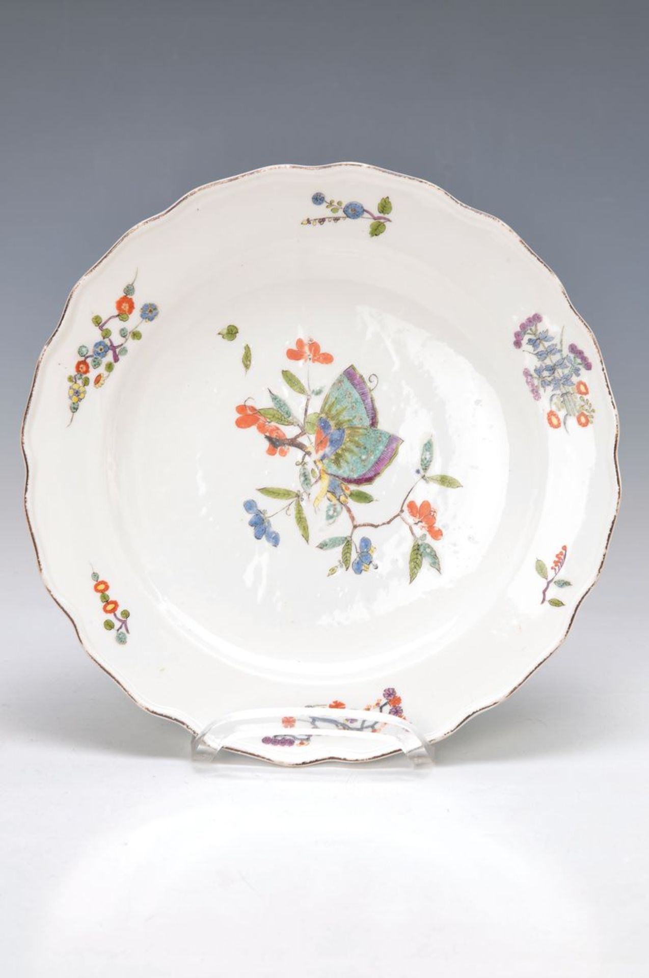 Früher Teller, Meissen, um 1735-40, aus dem sächsischen Hofservice, Chinoiserie mit Schmetterling,