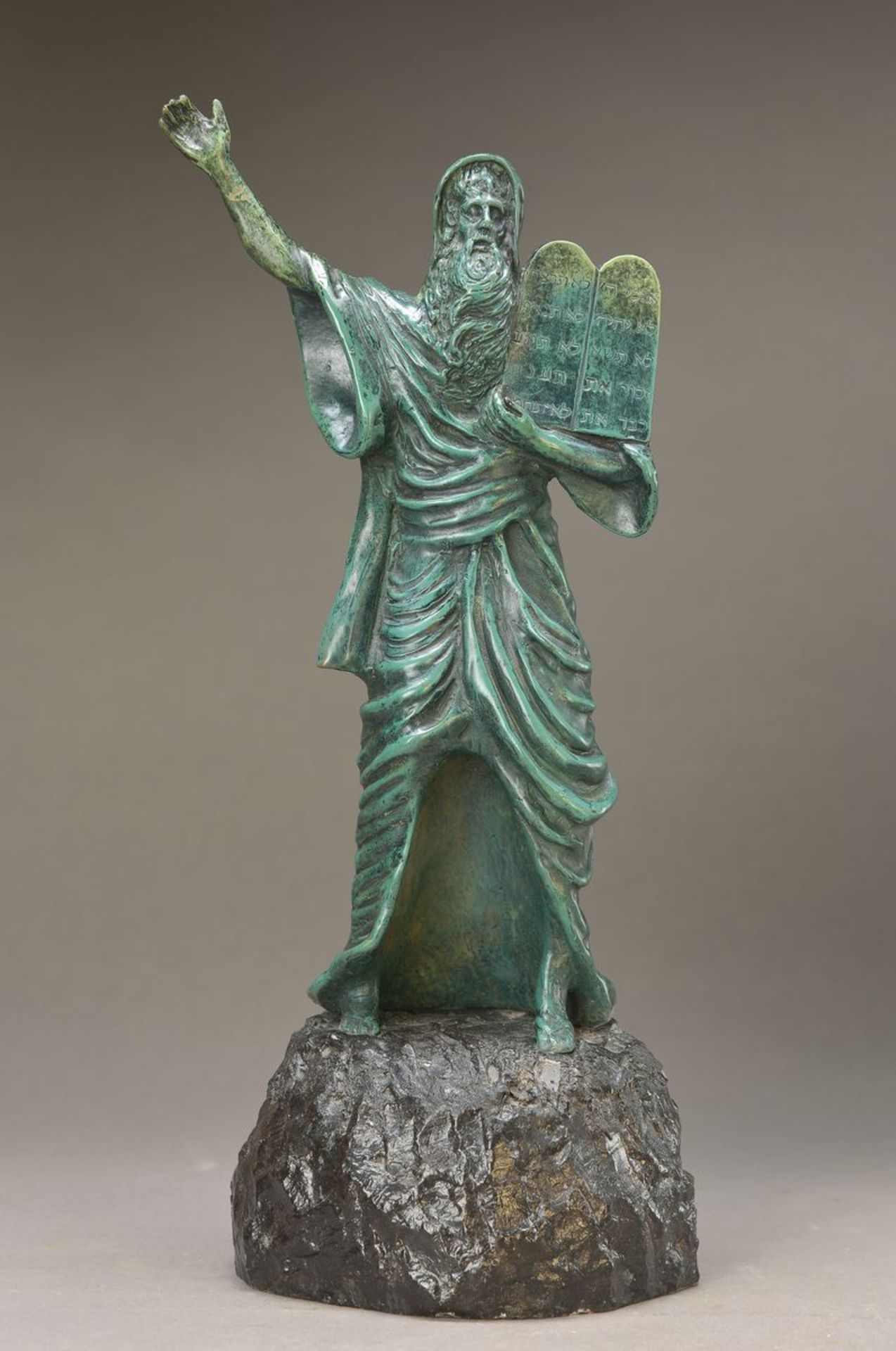 Skulptur, deutsch, 2. H. 20. Jh., Moses mit der Schrifttafel herabsteigend, Bronze patiniert,