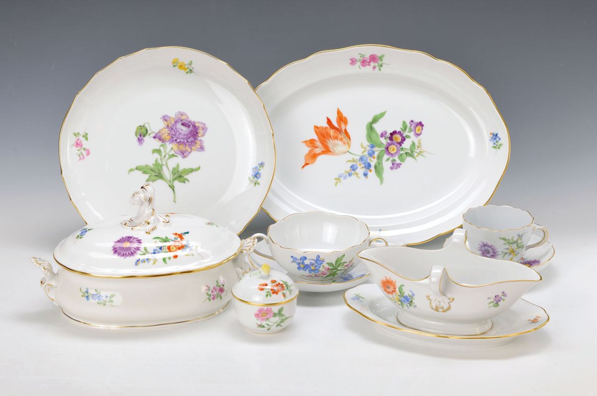 Kaffee- und Speiseservice, Meissen, 1.-2.H. 20.Jh., qualitätvolle polychrome Blumenmalerei, meist 2.