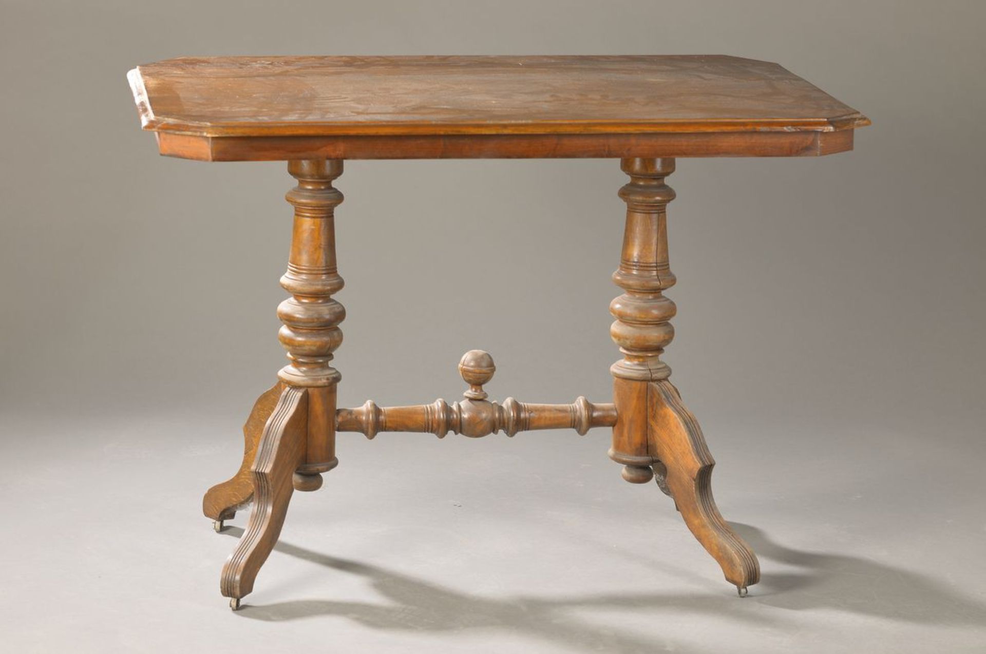 Tisch, deutsch um 1870/80, Nussbaum massiv, Nussbaumfurnier, 4 Auslegefüsse, ca. 111x68x80