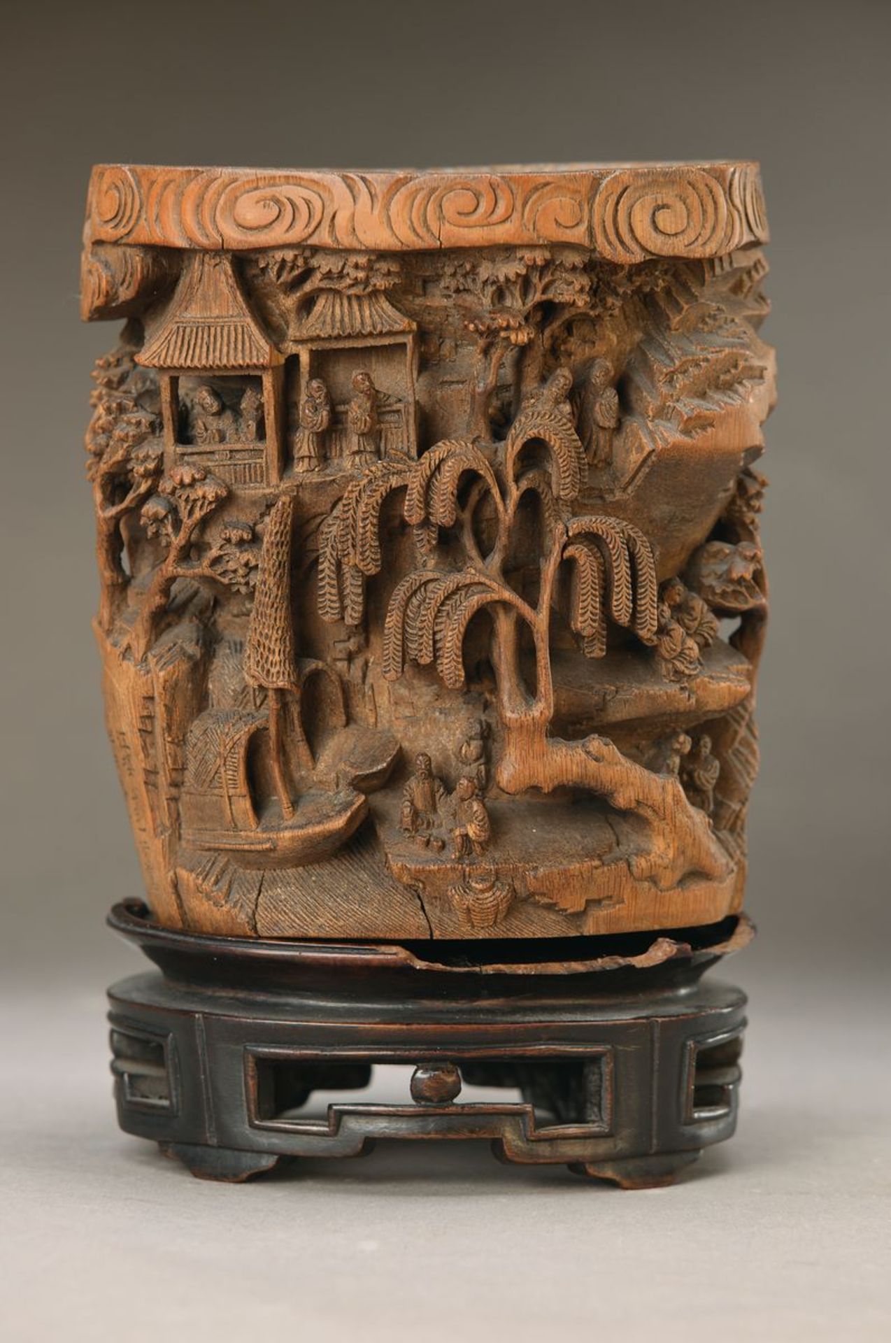 Pinselbecher, um 1890, China, Bambus, tief geschnitzt, reliefiert, Sockel besch., H. ca. 21 cm, B.