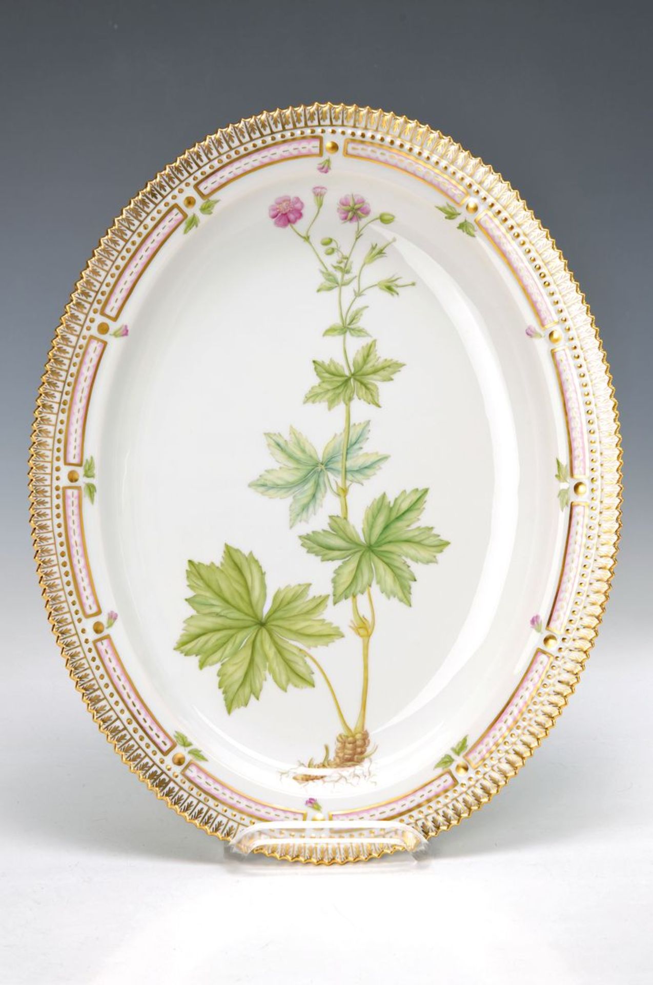 Ovale Platte, Royal Kopenhagen, Serie Flora Danica, geranium phaenum, ca. 36x28cm, mit