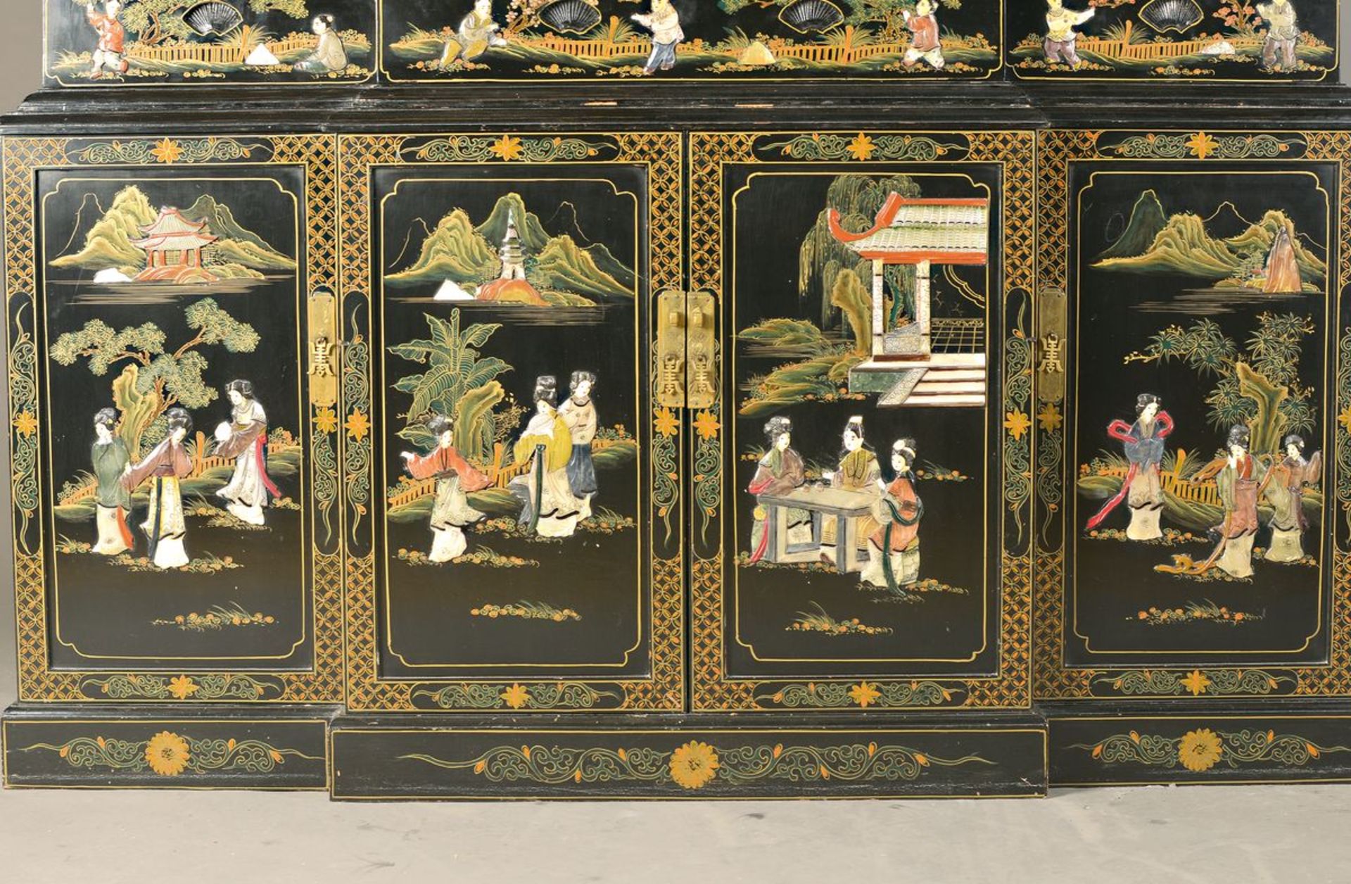 Großer Vitrinenschrank, China, 20. Jh., Holz schwarz lackiert, Vitrinenoberteil verspiegelt und je - Image 2 of 2