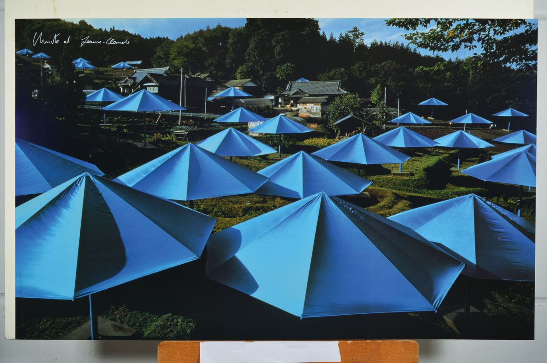 Christo und Jeanne-Claude, "The Umbrellas- Japan Site", Foto-Offset, von beiden Künstlernsign., - Image 3 of 3