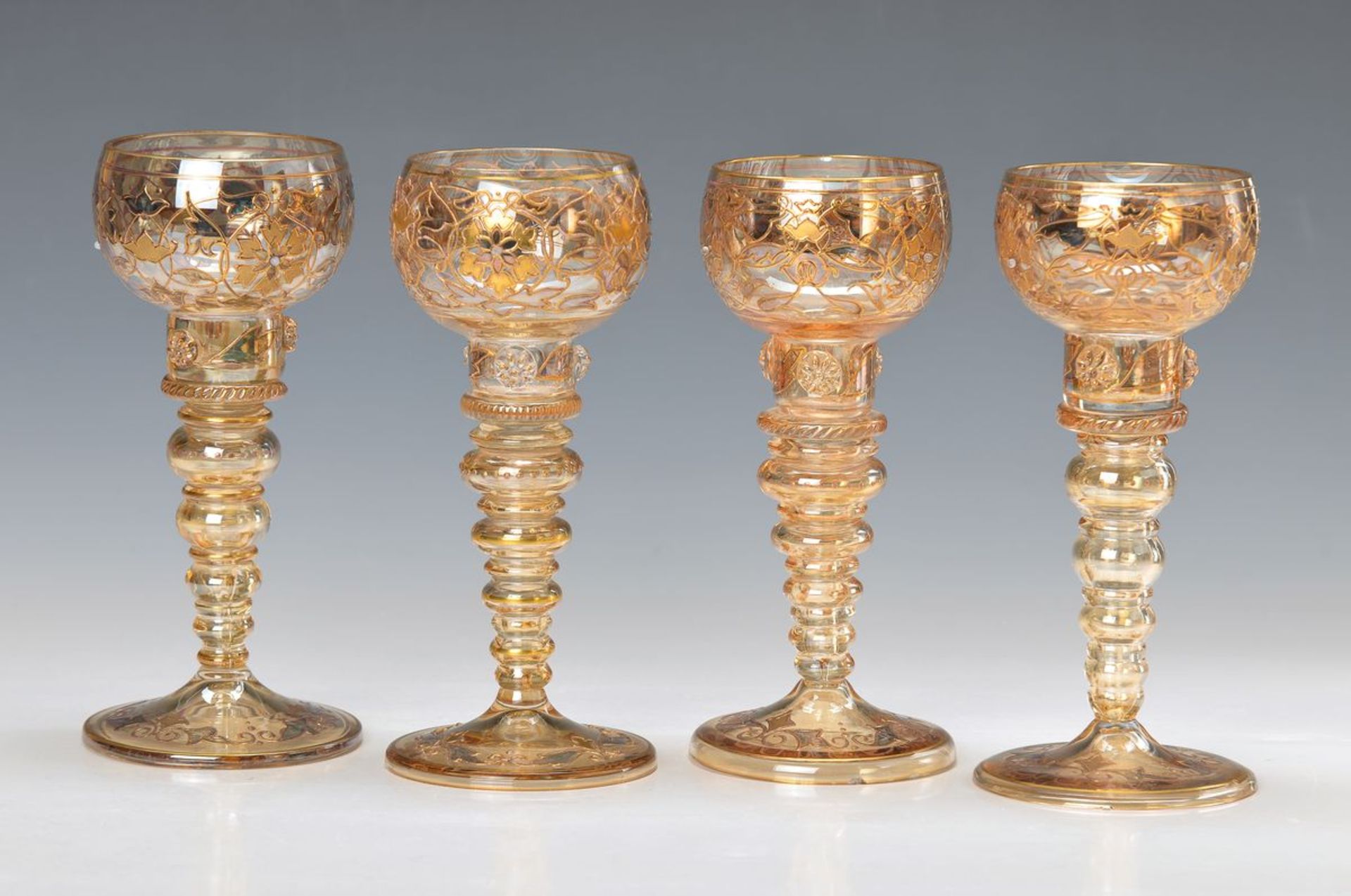 4 Weingläser, deutsch, um 1890, mundgeblasenes Glas, mehrfach lüstriert, reiche Goldemailmalerei, H.