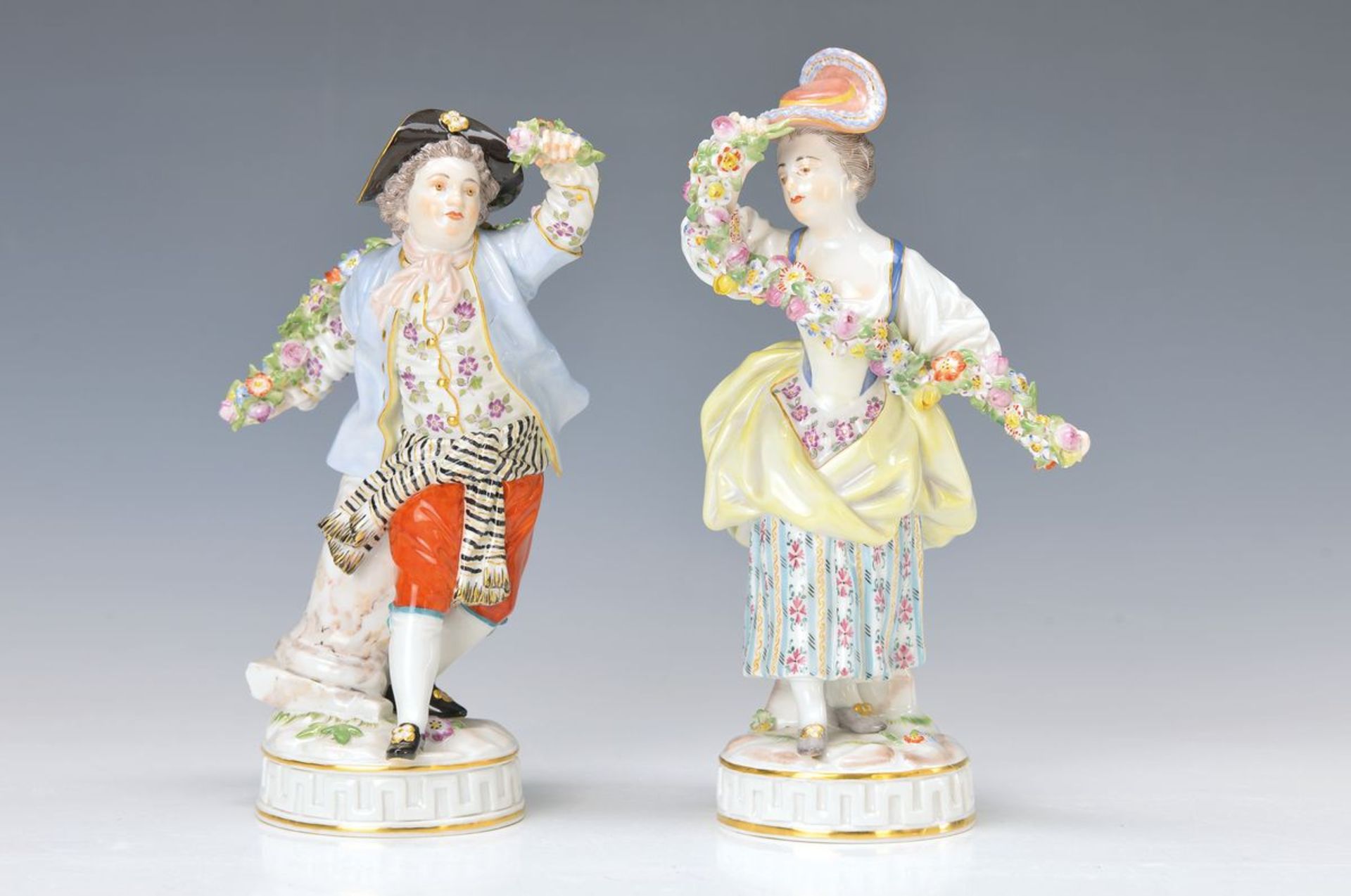 Figurenpaar, Meissen, 2.H.20.Jh., Gärtner mit Blumengirlanden, Modellnr. 61246 u. 61247,