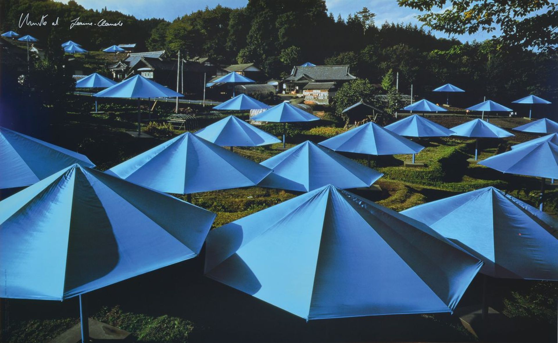 Christo und Jeanne-Claude, "The Umbrellas- Japan Site", Foto-Offset, von beiden Künstlernsign.,