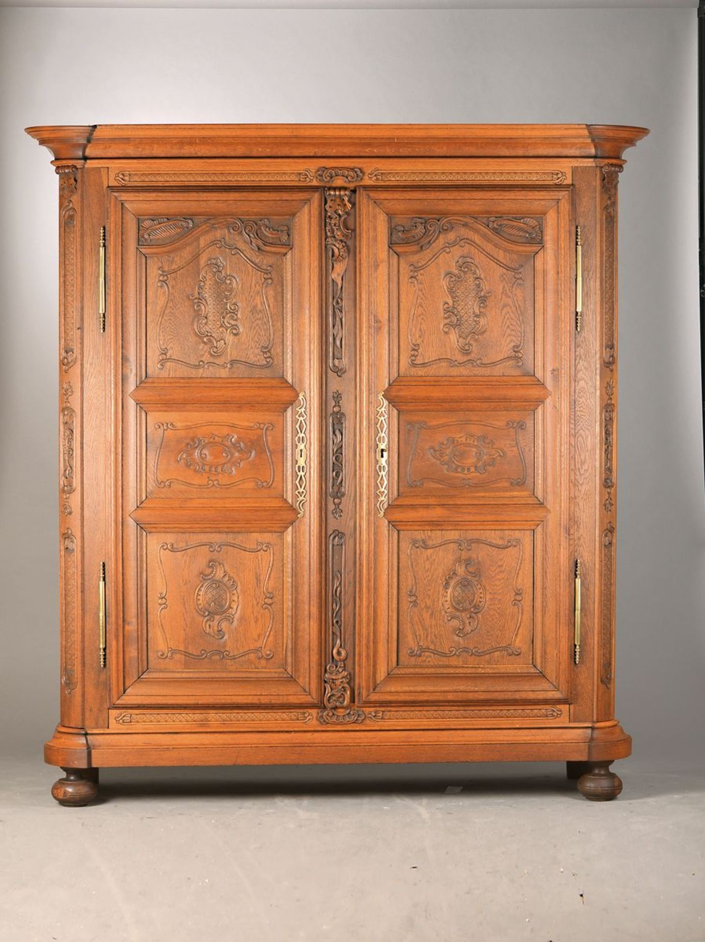 Barockschrank, wohl Pfalz, um 1780, Eiche massiv, 12fach kassettiert, feine Schnitzereien auf der