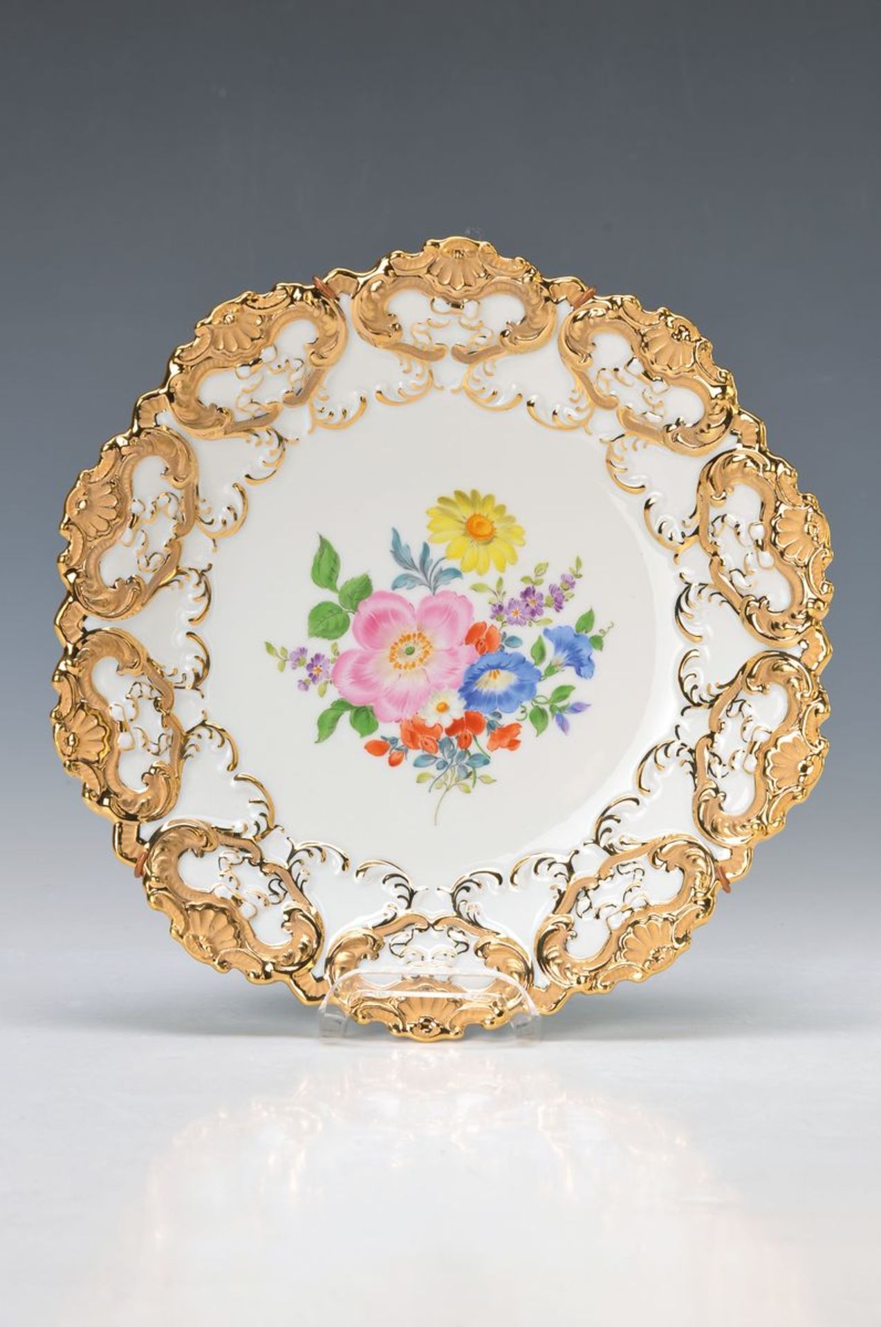 Prunkteller, Meissen, 2. H. 20. Jh., mittig großes Blumenbukett, reicher Goldrand, D.ca. 21.