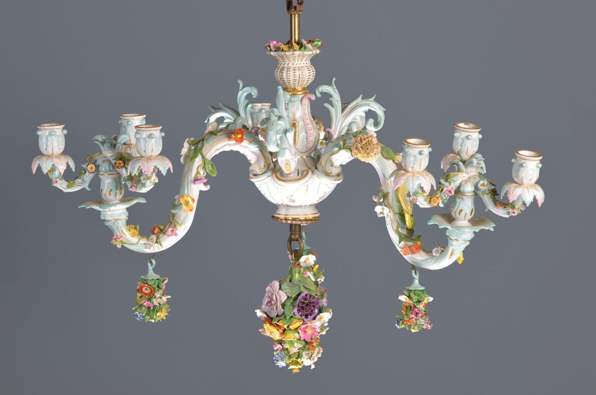 Deckenleuchter, Meissen, um 1880/90, drei Arme mit applizierten Blumen, ein Arm mit Vogel,