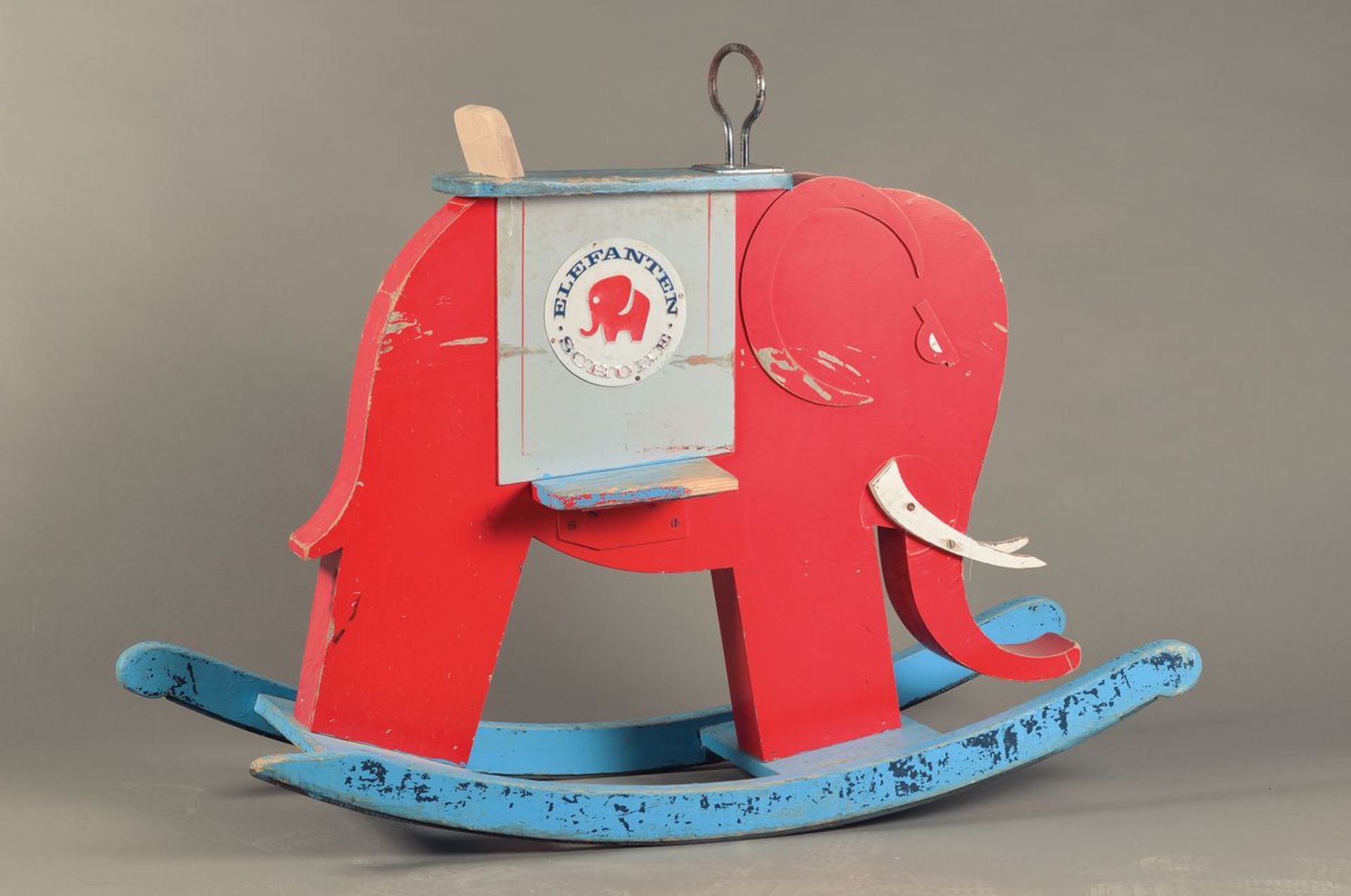 Schaukel-Elefant der Firma Elefanten-Schuhe, deutsch, 1950er/1960er Jahre, Holz rot, weiß und blau