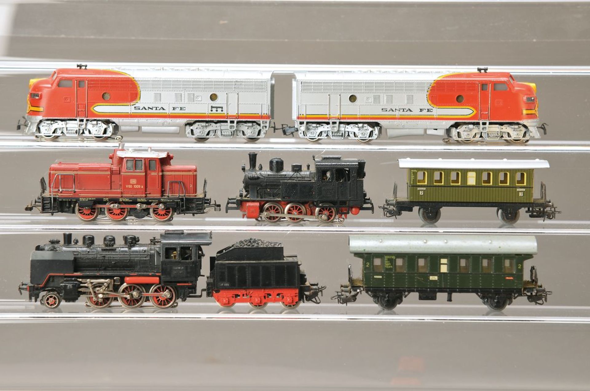 Märklin: umfangreiche Eisenbahn mit 6 Lokomotiven und 16 Waggons und Schienen Spur HO, 2 Santa Fee