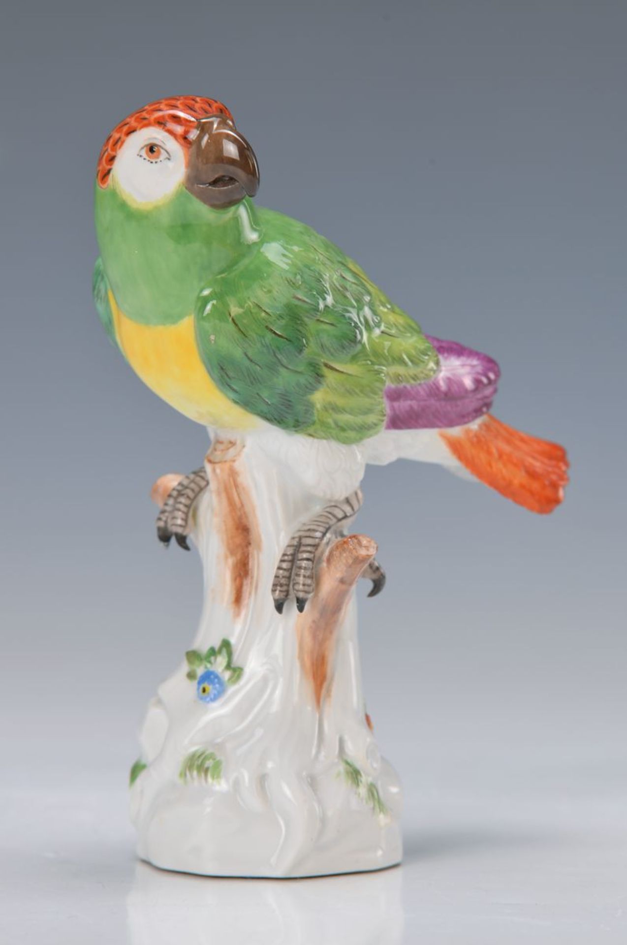 Porzellanfigur, Meissen, 20. Jh., Papagei auf Baumstumpf, bunt bemalt, H. ca. 14cmfigurine, Meissen,