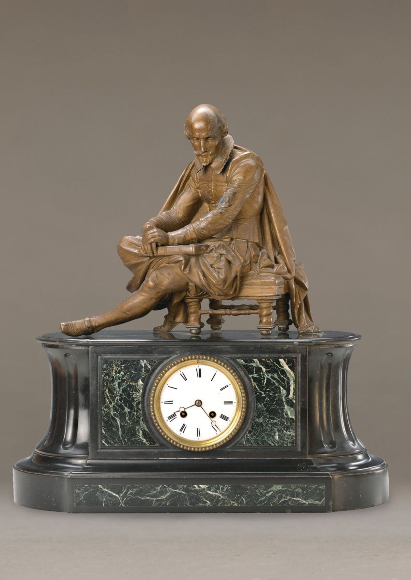 Pendule, Frankreich um 1890/1900, Schiefersockel mit Marmoreinlagen, Bekrönung eines Gelehrten der