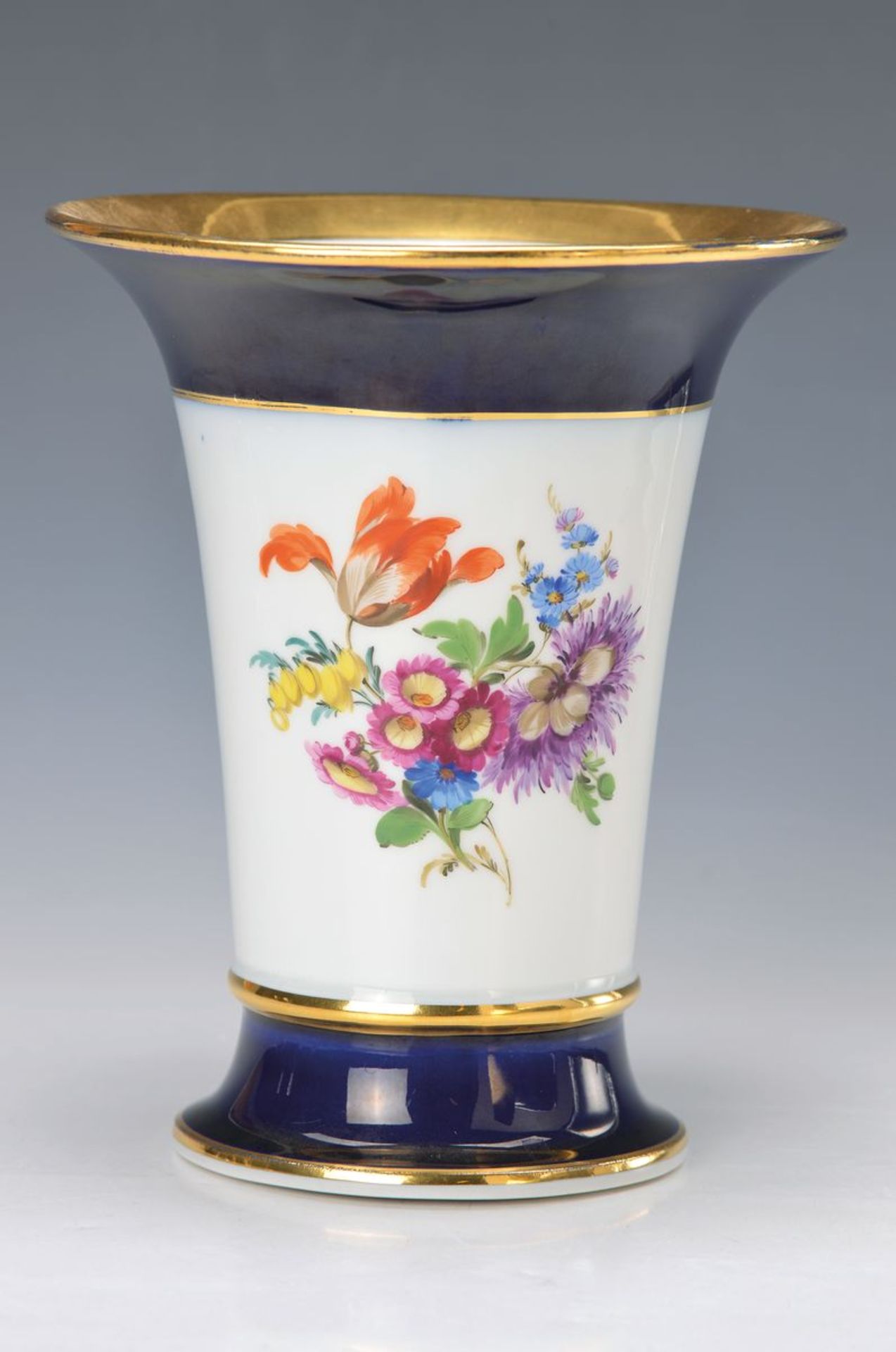 Vase, Meissen, 40/50er Jahre, kobaltblauer Fond, reiches Blumenbukett, reicher Goldrand, H.ca. 19.