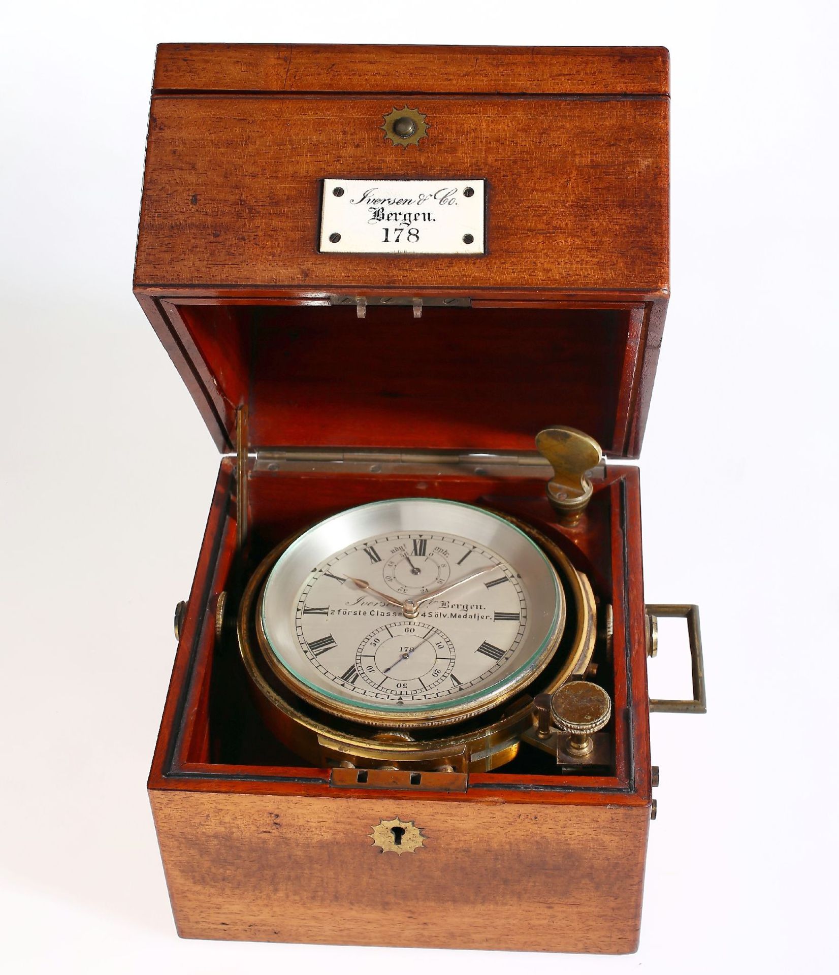 IVERSEN & Co. Nr. 178 Marinechronometer, Norwegen/England um 1880, 3-tlg. Mahagoni- Kiste riss.,