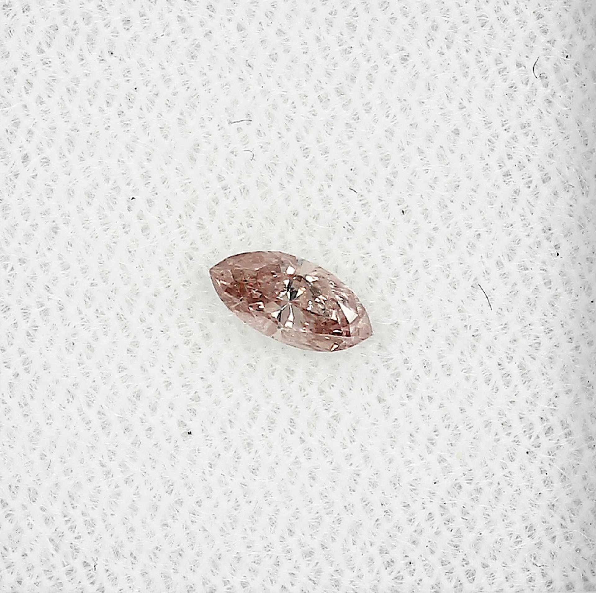 Loser Diamant, 0.27 ct Natural fancy Brownish Pink, navettef. facett., mit IGI- Expertise