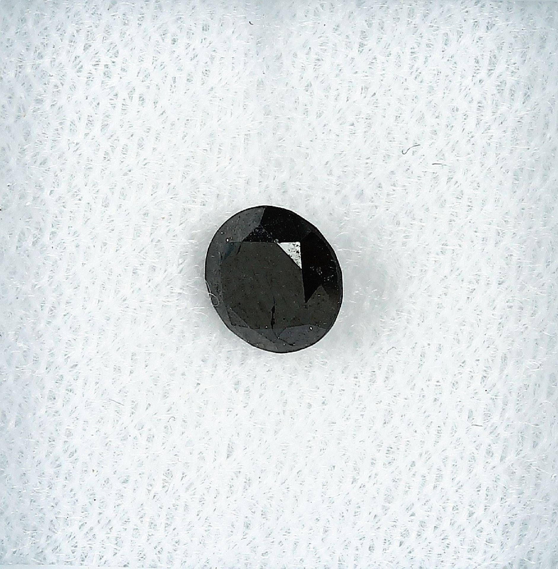 Loser Diamant, ca. 0.95 ct, schwarz Schätzpreis: 200, - EURLoose diamond, approx. 0.95 ct, black