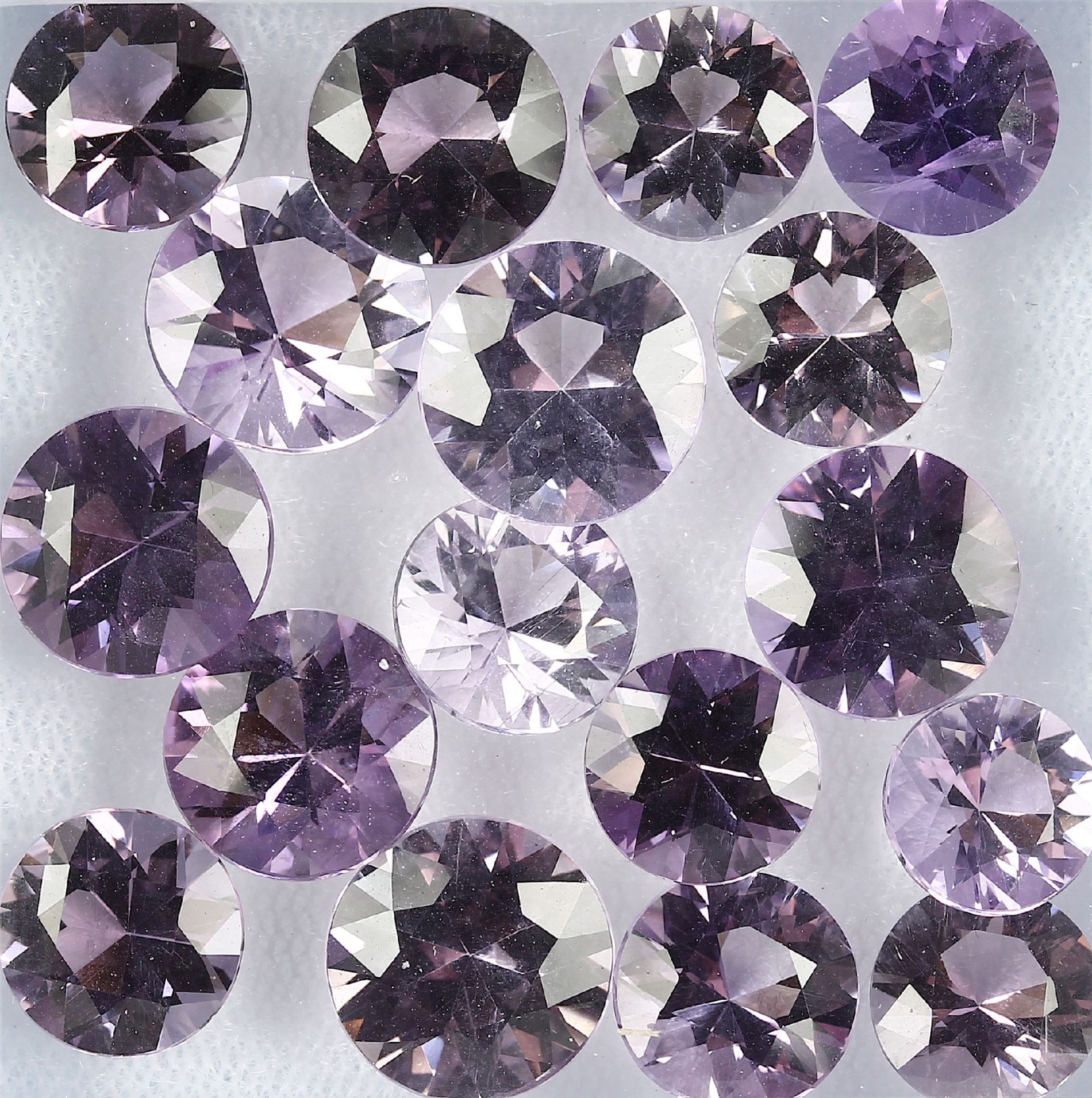 Lot lose Amethyste, zus. ca. 47.7 ct, rund facett., versch. Größen Schätzpreis: 740, - EURLot