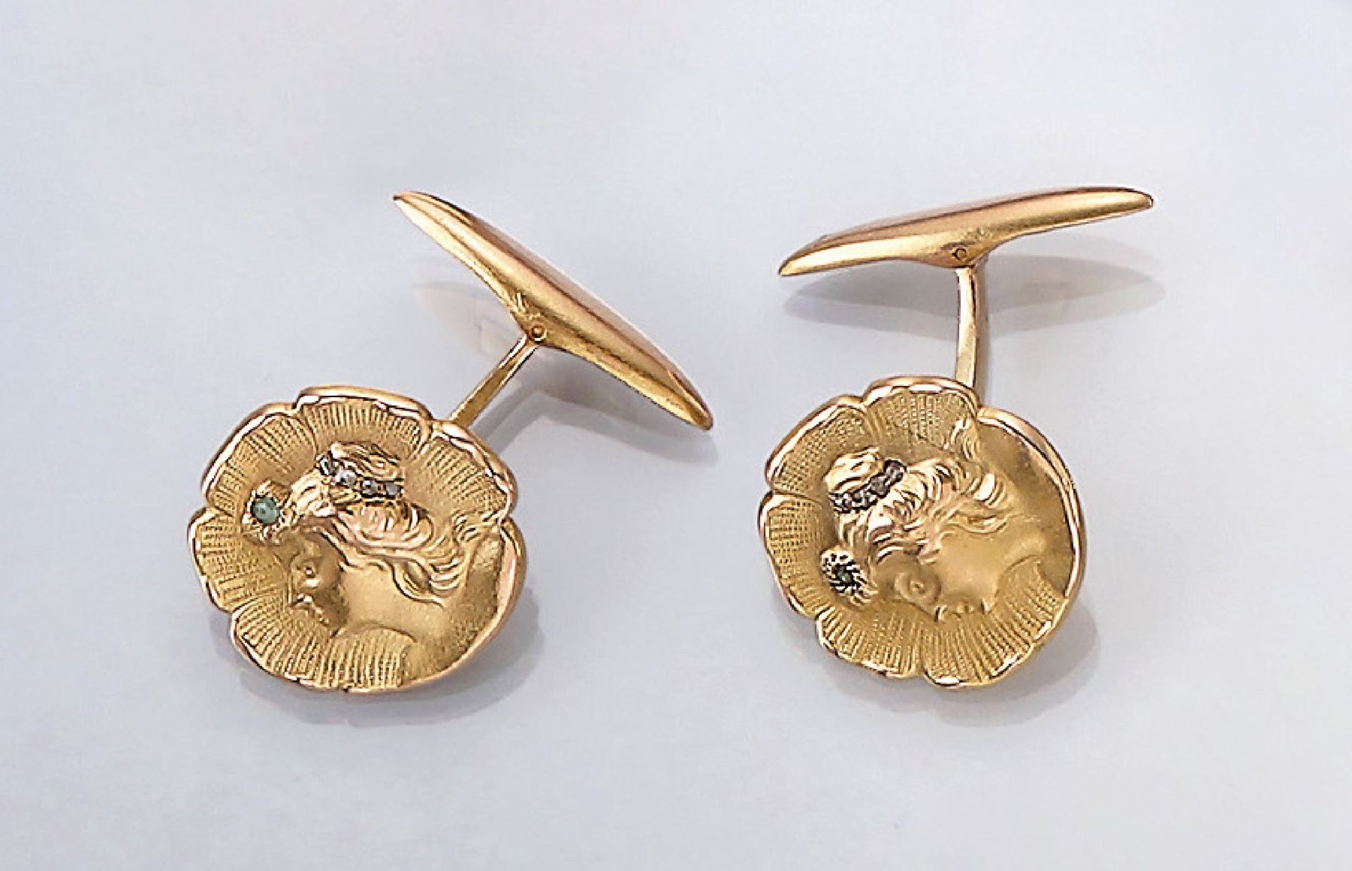 Paar 14 kt Gold Jugendstil Manschettenknöpfe mit Smaragd und Diamantrosen , deutsch um 1900,