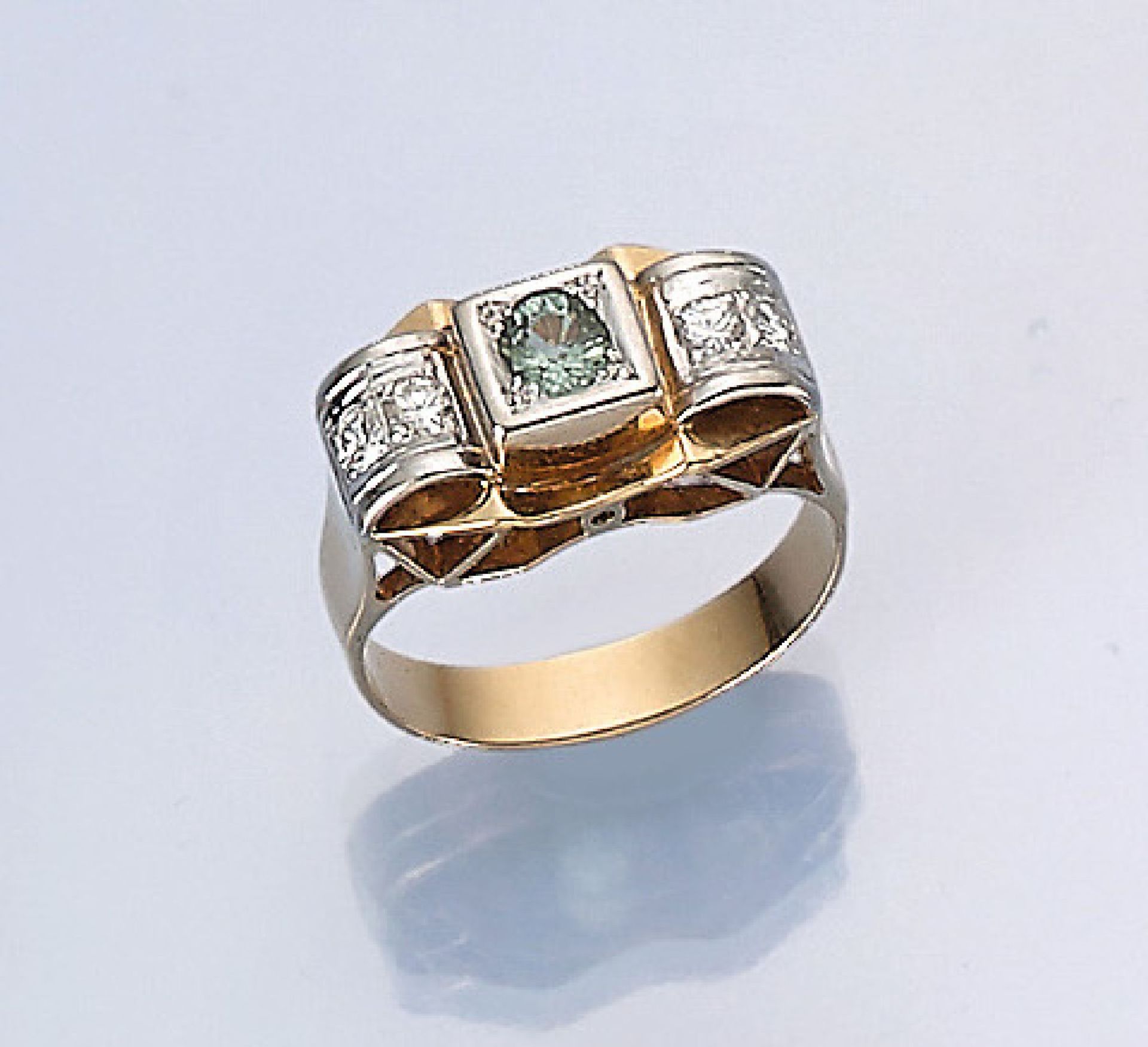 18 kt Gold Ring mit Chrysoberyll und Brillanten, GG 750/000 und Platin, deutsch um 1940, rundfacett.