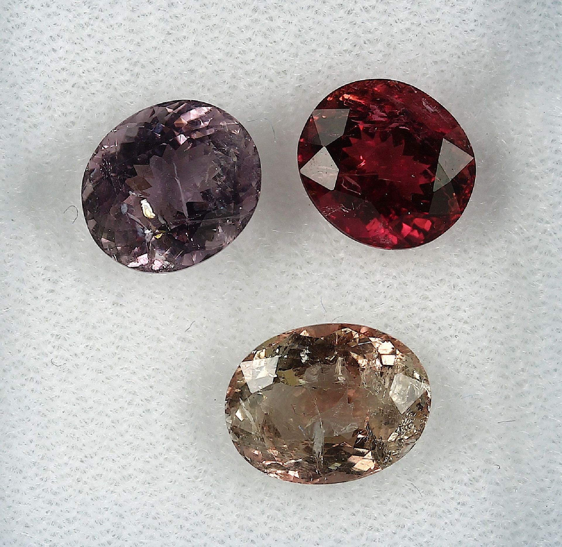 Lot 3 lose Turmaline, zus. ca. 10.3 ct, oval facett., Rot, Grün und amethystfarb., versch. Größen