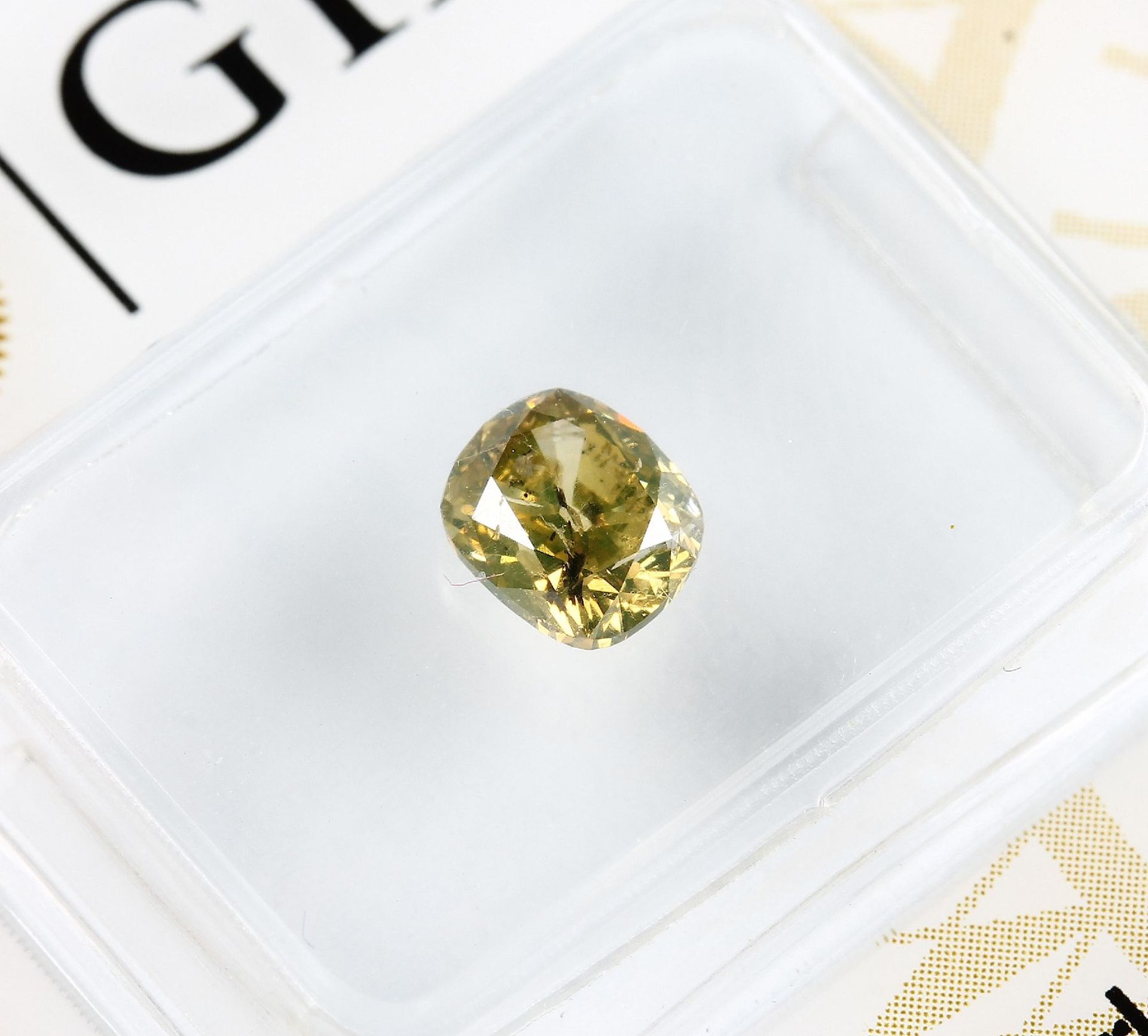 Loser Diamant, 0.71 ct Natural fancy deep Brownish Greenish Yellow, Kissenschliff, verschweißt, - Bild 2 aus 4