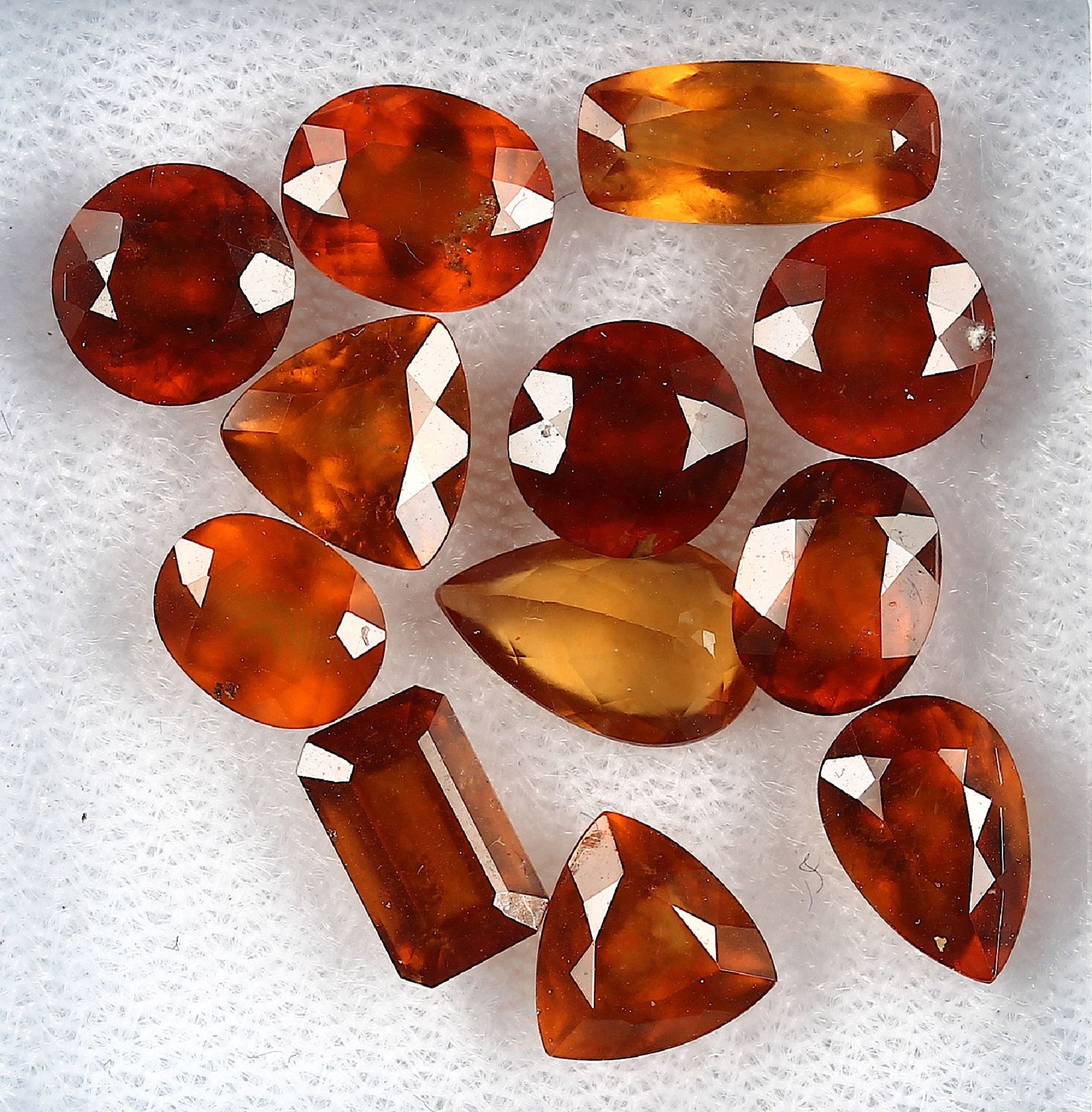 Lot lose Mandarin Granate, zus. ca. 20.2 ct, oval, rund, triangelf. und im Kissenschliff, versch.