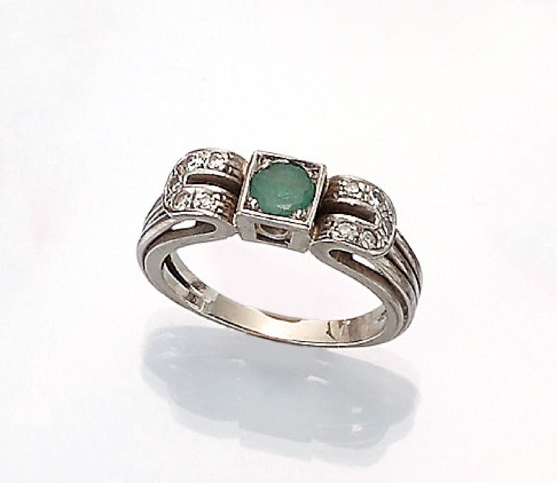 14 kt Gold Ring mit Smaragd und Diamanten, um 1938/40, WG 585/000, rundfacett. Smaragd ca. 0.25