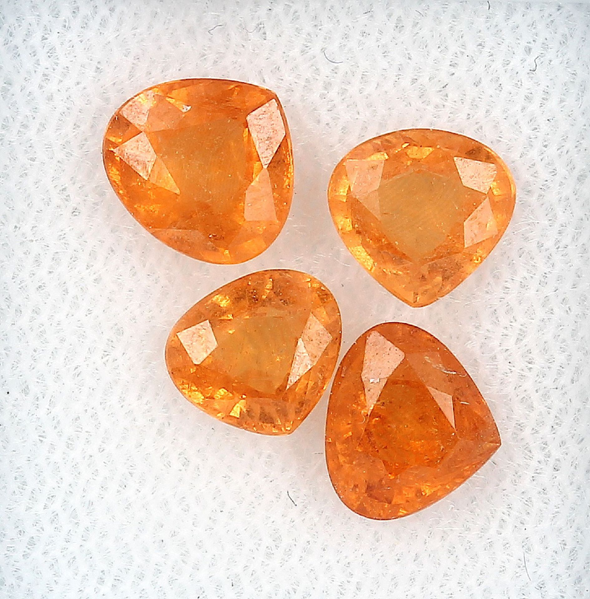 Lot 4 lose Mandarin-Granate, zus. ca. 5.85 ct, tropfenf. facett. Schätzpreis: 1030, - EURLot 4 loose