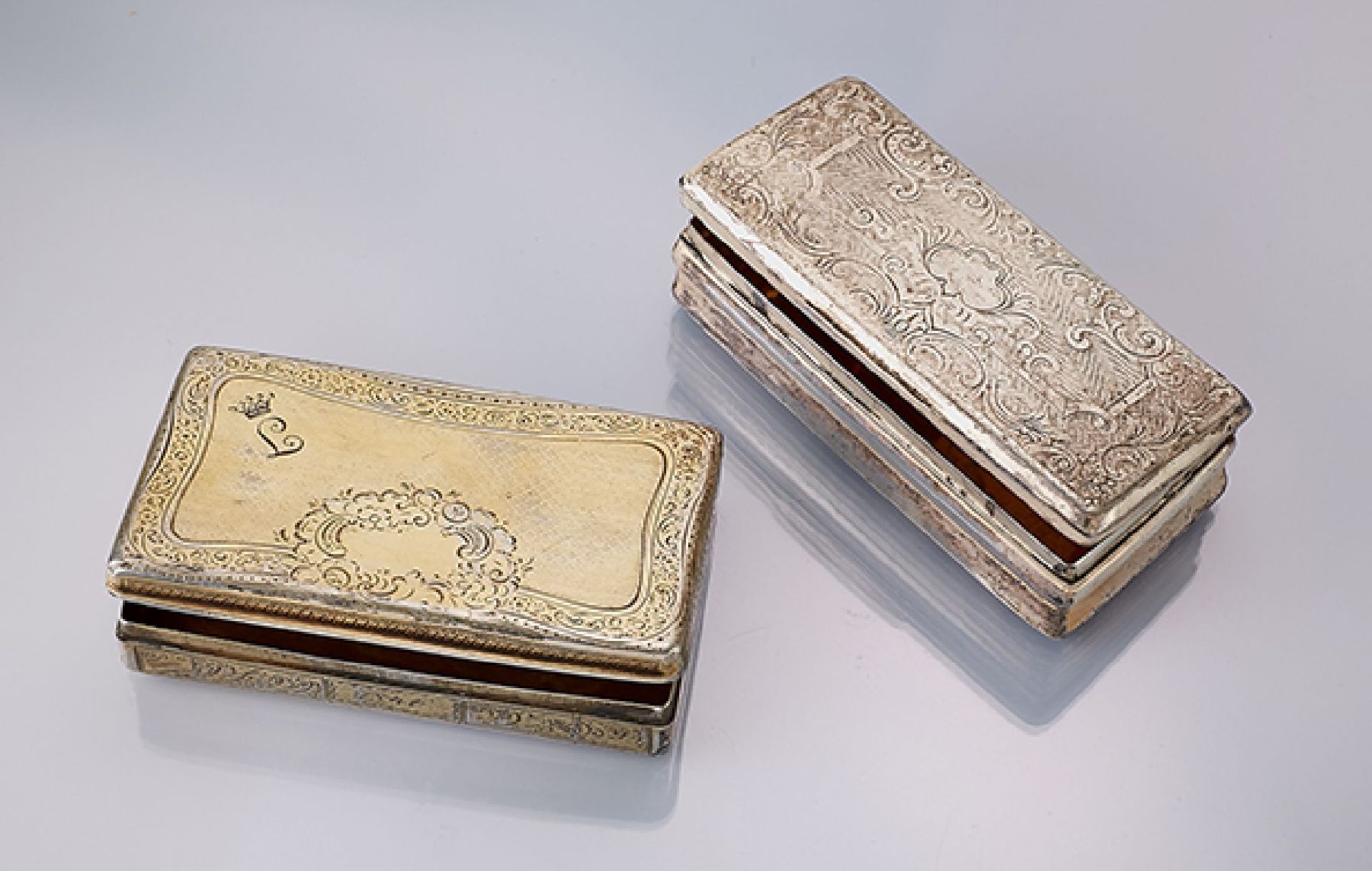 Konvolut 2 Deckeldosen, Wien um 1850, 13 lötigSilber und teilverg., 1 x mit Monogramm J und Krone,