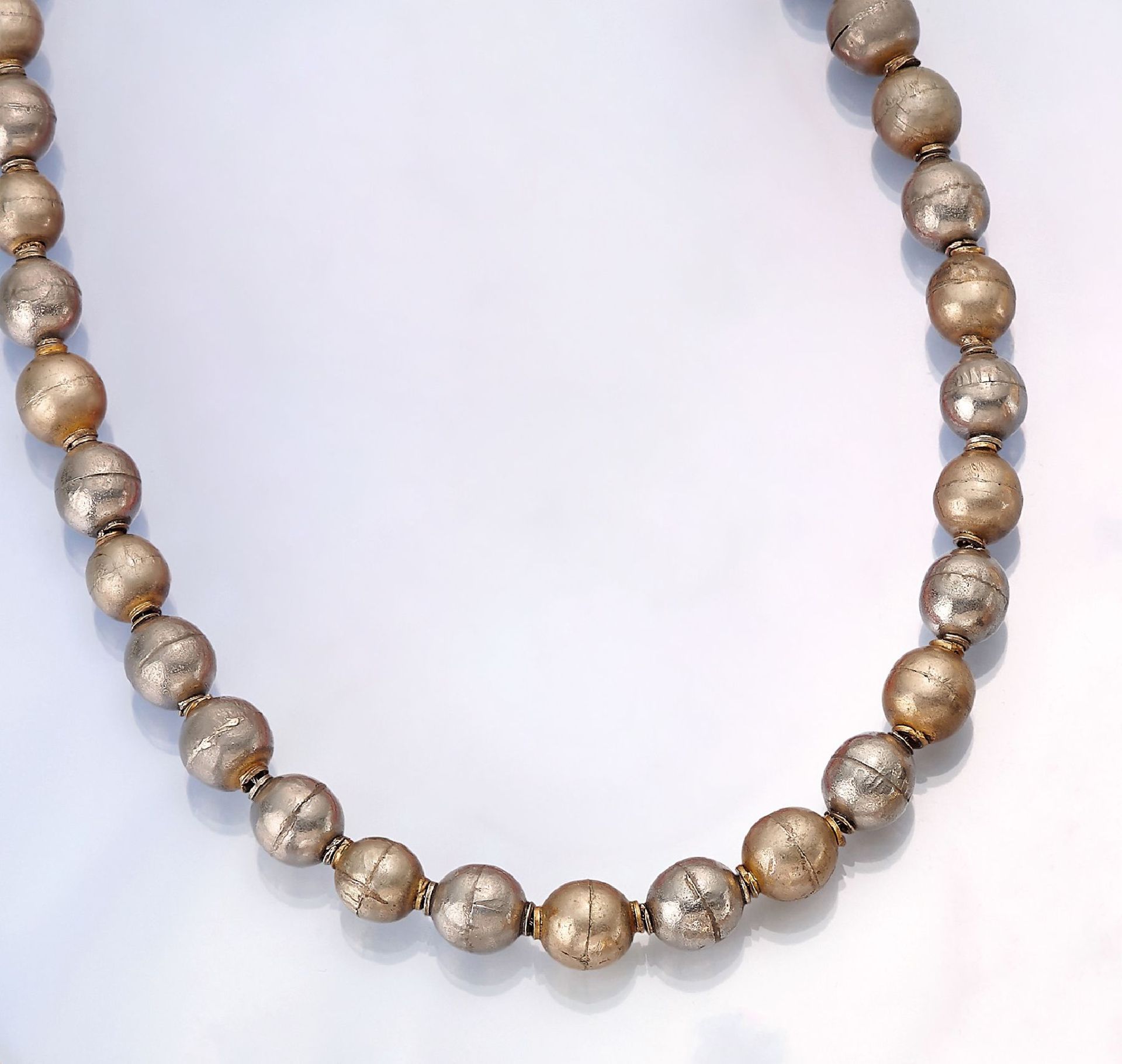 Collier aus Silberkugeln, um 1800 oder früher , Silberkugeln z.T. vergoldet, neu gefaßt,