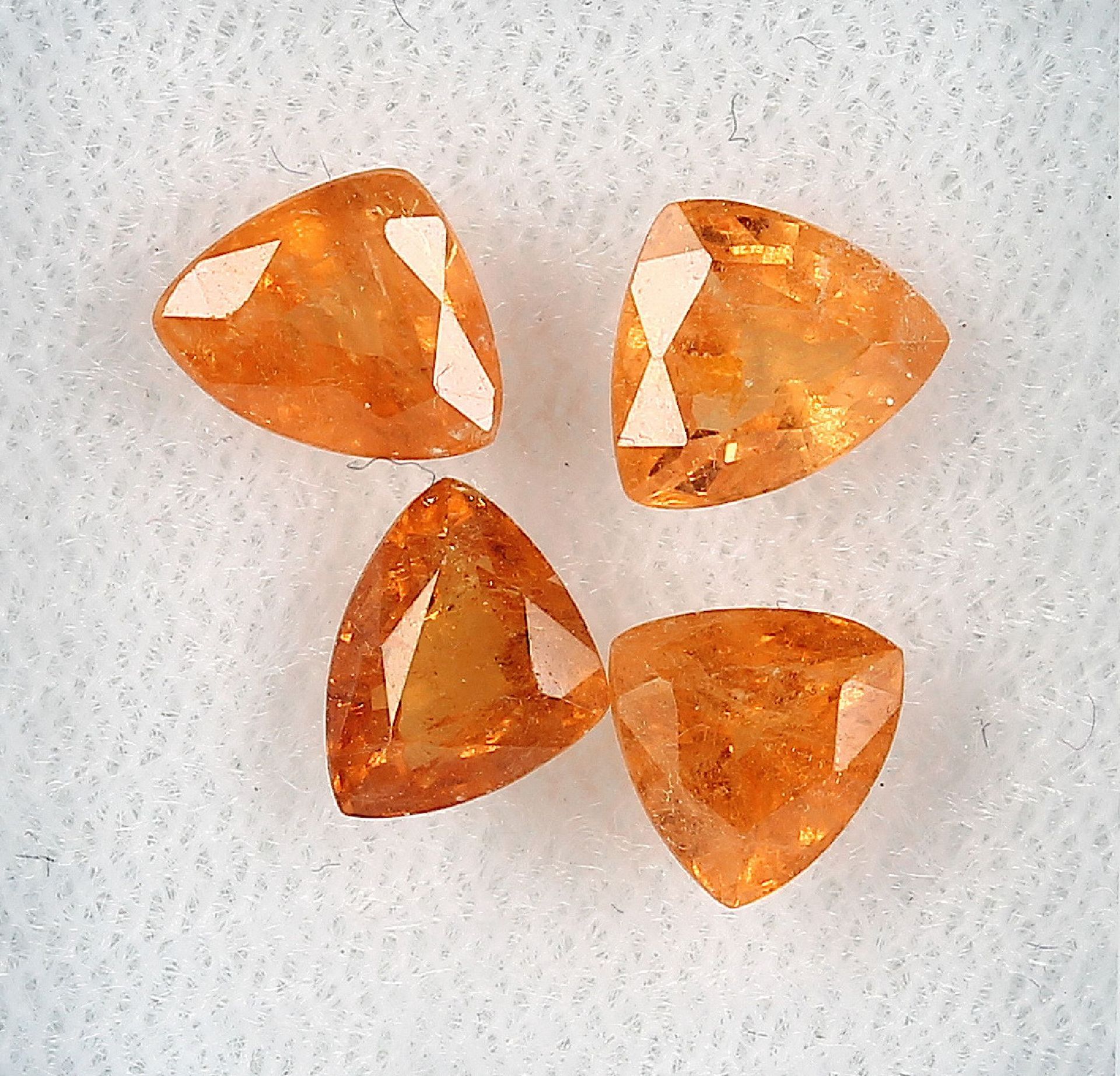 Lot lose Mandarin Granate, zus. ca. 5 ct, triangelf. facett., versch. Größen Schätzpreis: 650, -