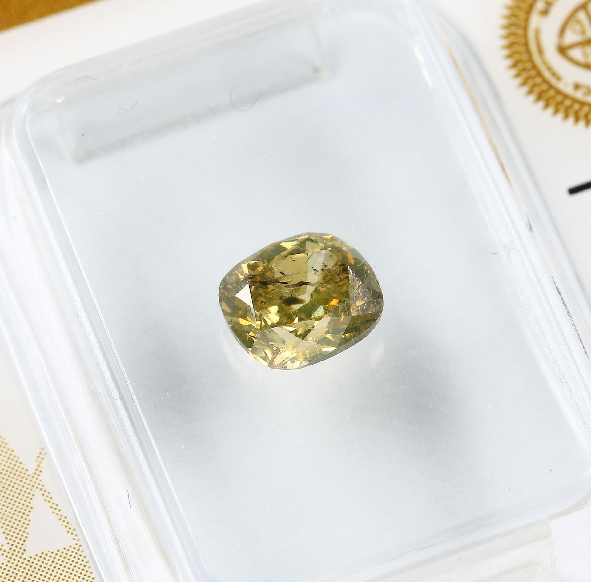 Loser Diamant, 0.71 ct Natural fancy deep Brownish Greenish Yellow, Kissenschliff, verschweißt, - Bild 3 aus 4