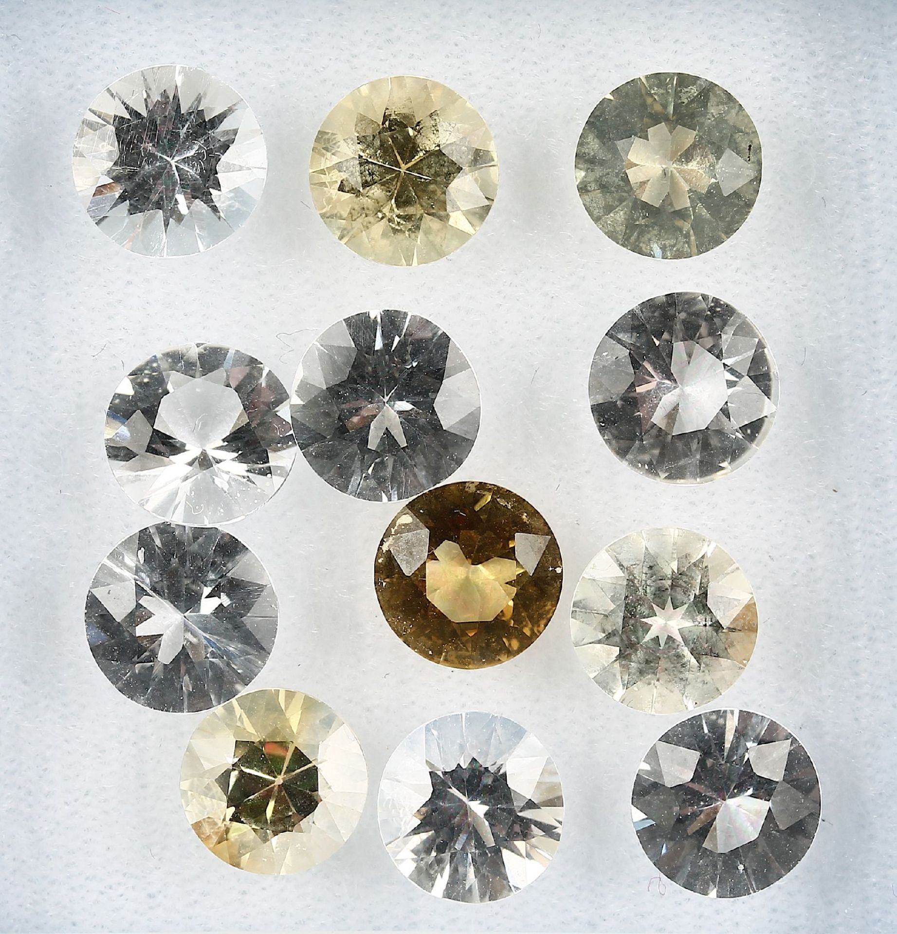 Lot 12 lose Citrine, zus. ca. 21.5 ct, rund facett., von weiß bis gelb, kalibriert Schätzpreis: 410,