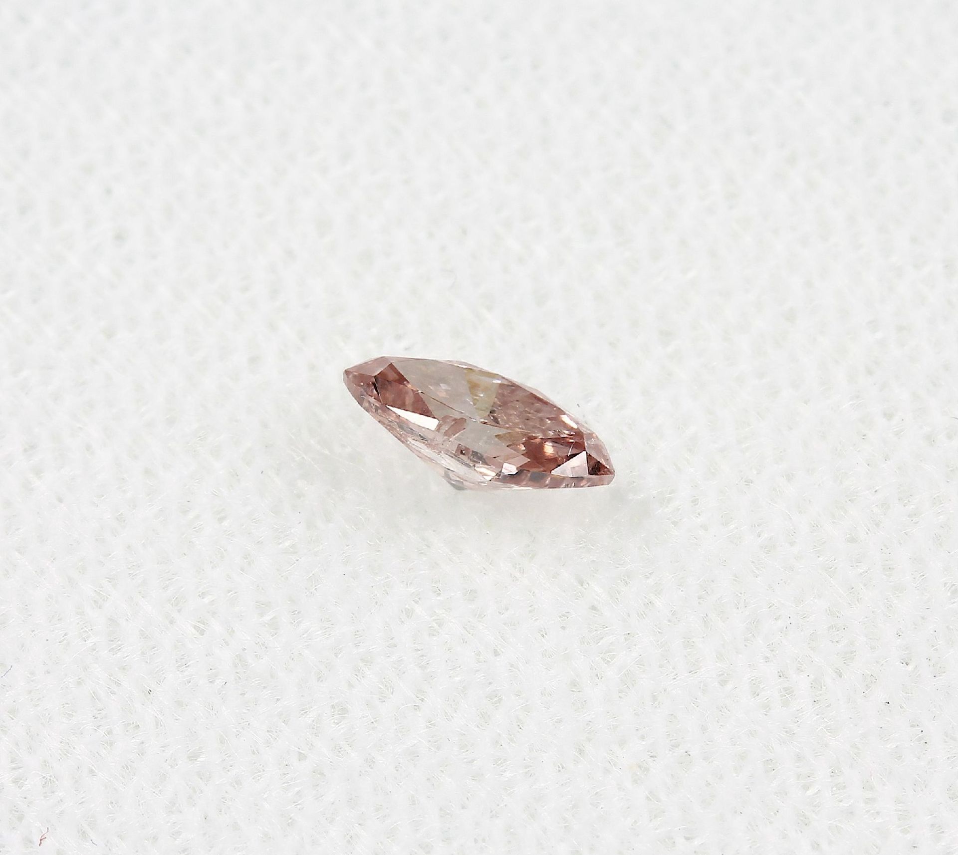 Loser Diamant, 0.27 ct Natural fancy Brownish Pink, navettef. facett., mit IGI- Expertise - Bild 3 aus 4