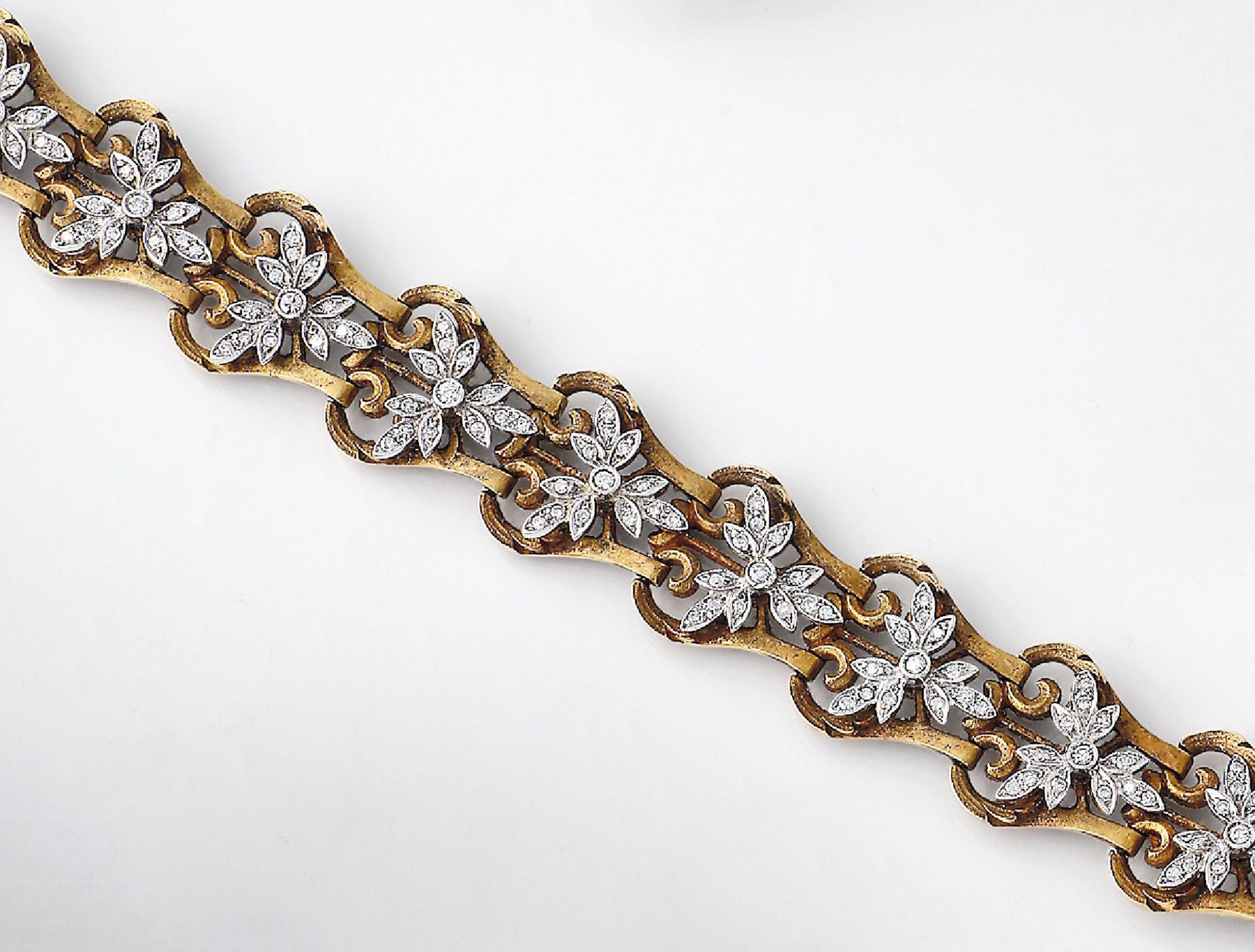 18 kt Gold Armband mit Diamanten, um 1870, GG/WG 750/000, aufgelegte Blüten in WG mit Diamanten zus.