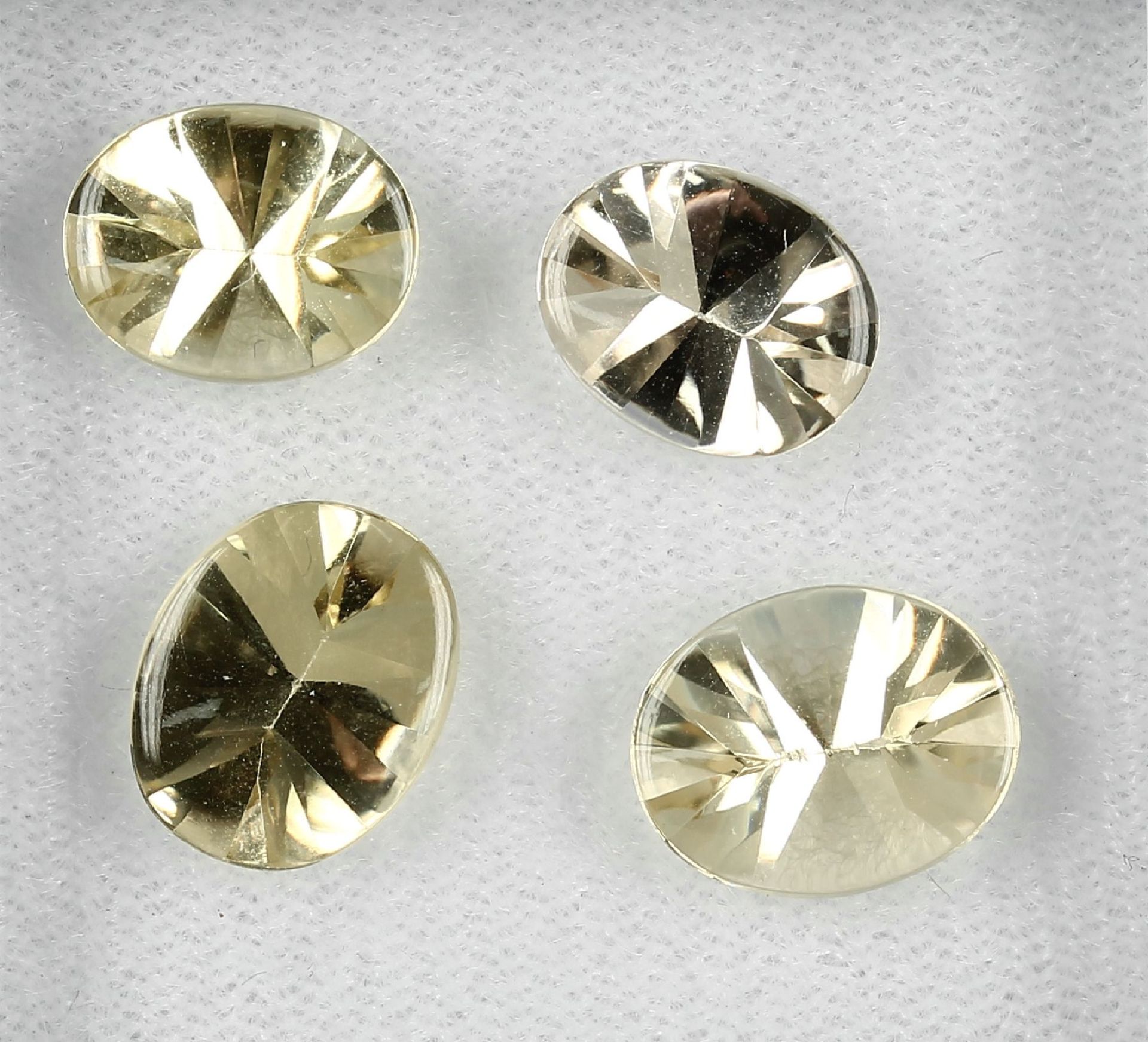 Lot 4 lose Goldberylle, zus. ca. 10.8 ct, ovale Goldberylle im Buff Top Cut Schätzpreis: 420, -