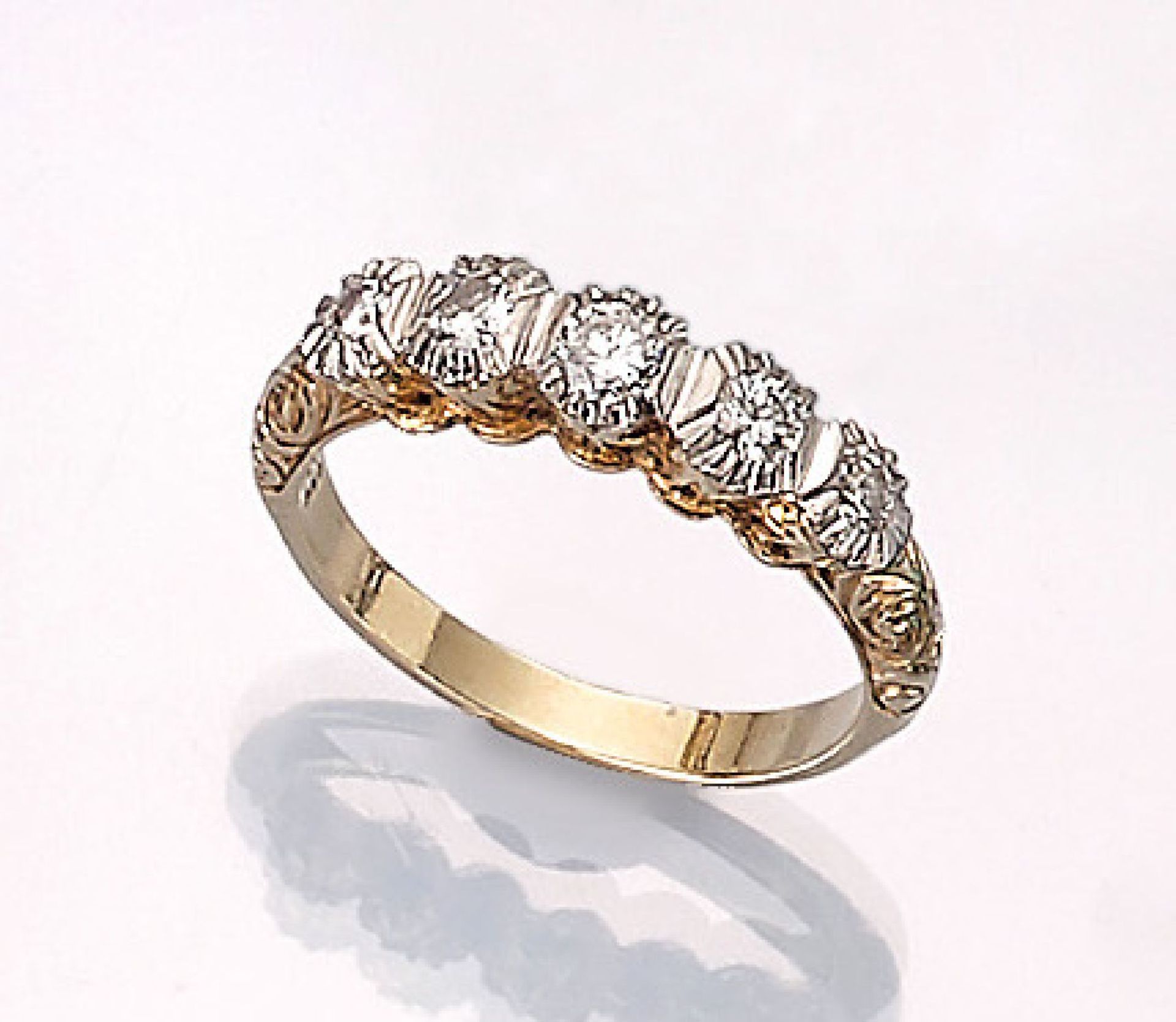 14 kt Gold Ring mit Brillanten, GG/WG 585/ 000, 1930er Jahre, Ringschultern abstr.-floralgraviert,