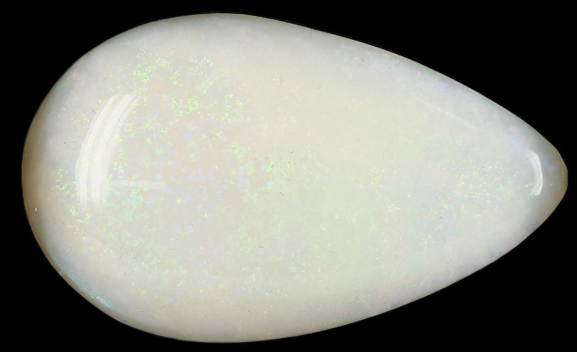 Loser Opal, ca. 49.2 ct, tropfenf. Cabochon, Farbspiel in Blau und Grün Schätzpreis: 1480, -