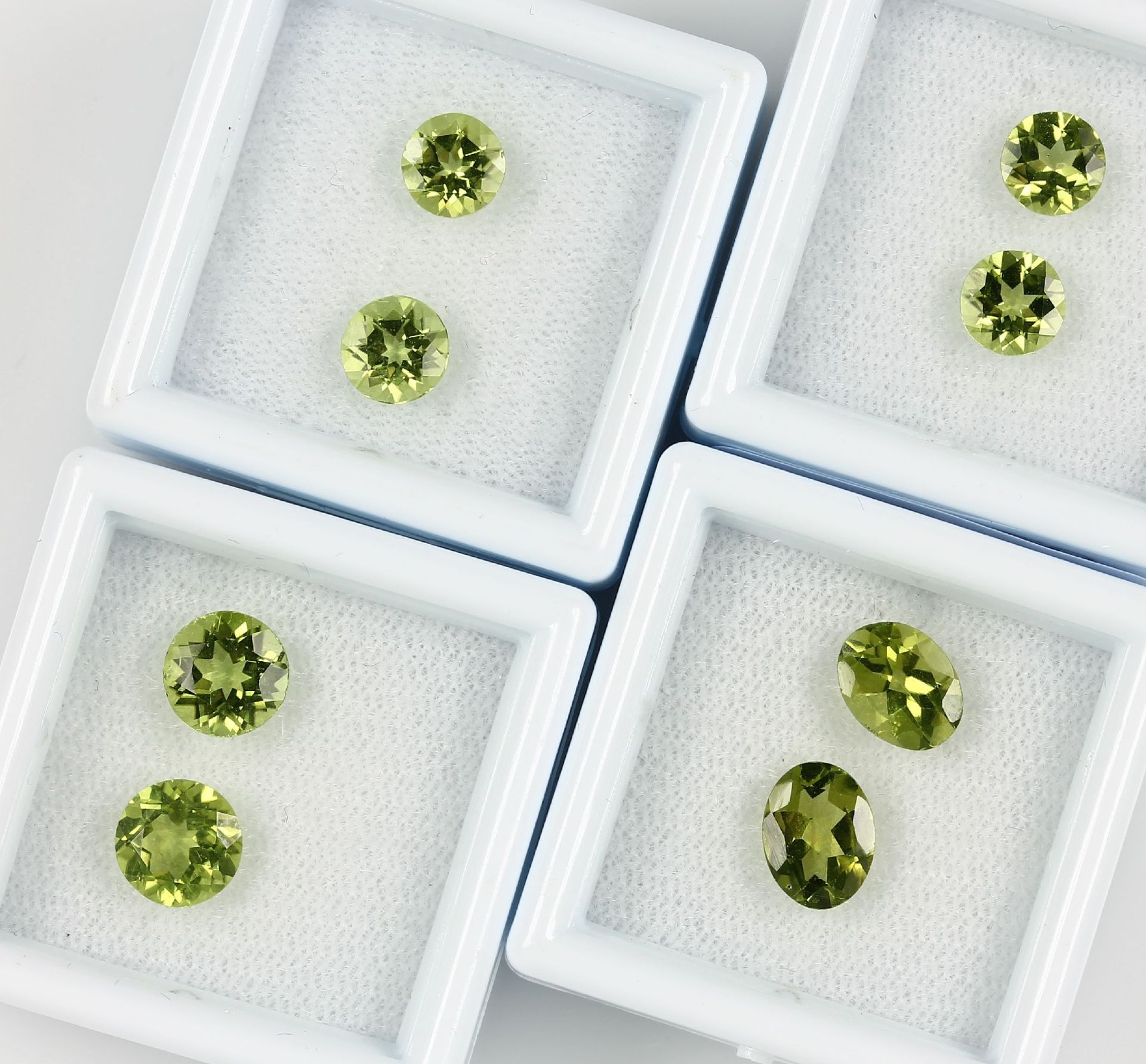 Lot 4 Peridot-Pärchen, best. aus: 3 x rundfacett., 1 x ovalfacett., zus. ca. 8.0 ct Schätzpreis: