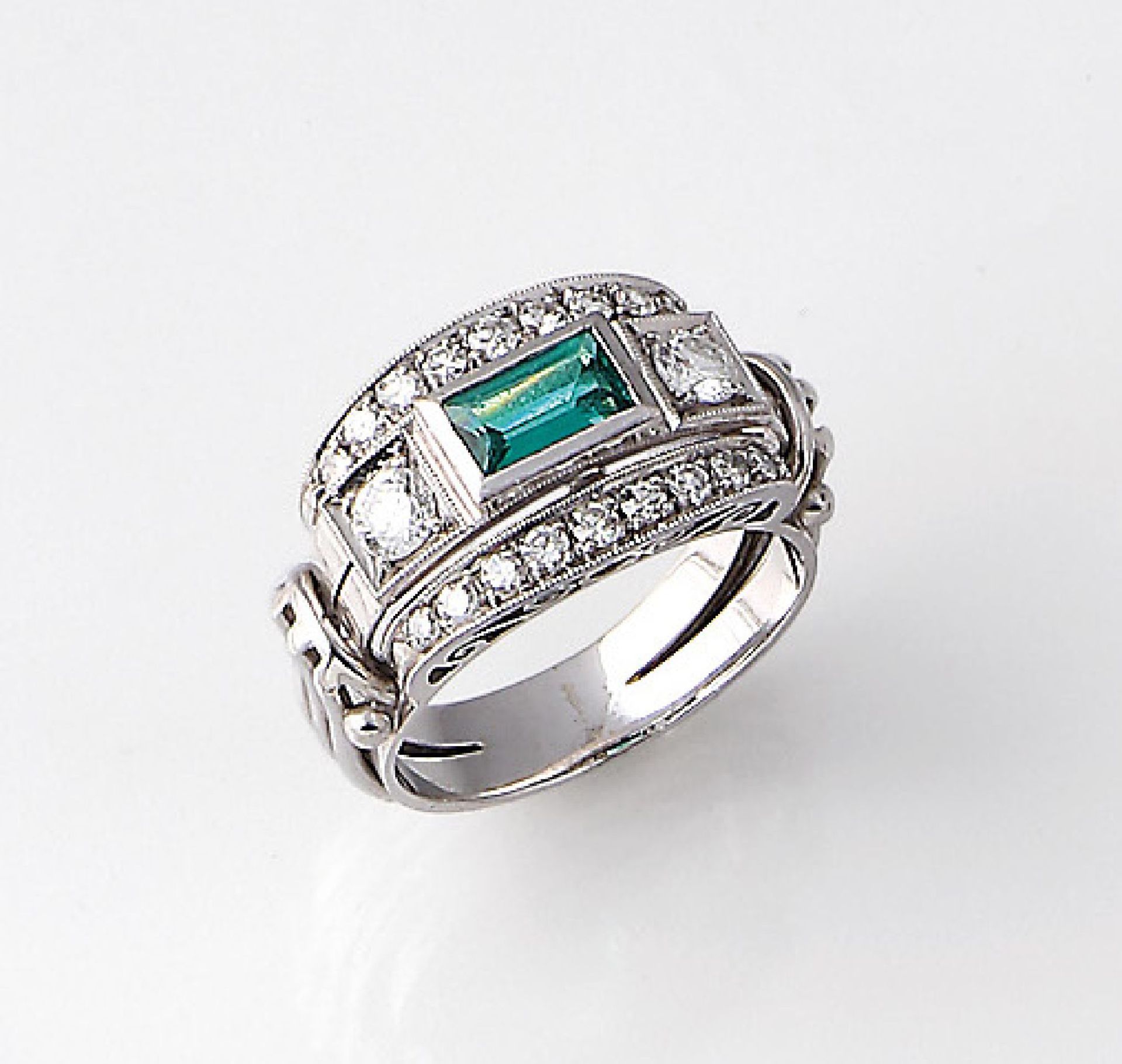 18 kt Gold Ring mit Smaragd und Diamanten, deutsch um 1935/40, WG 750/000, Smaragdrechteck ca. 1.