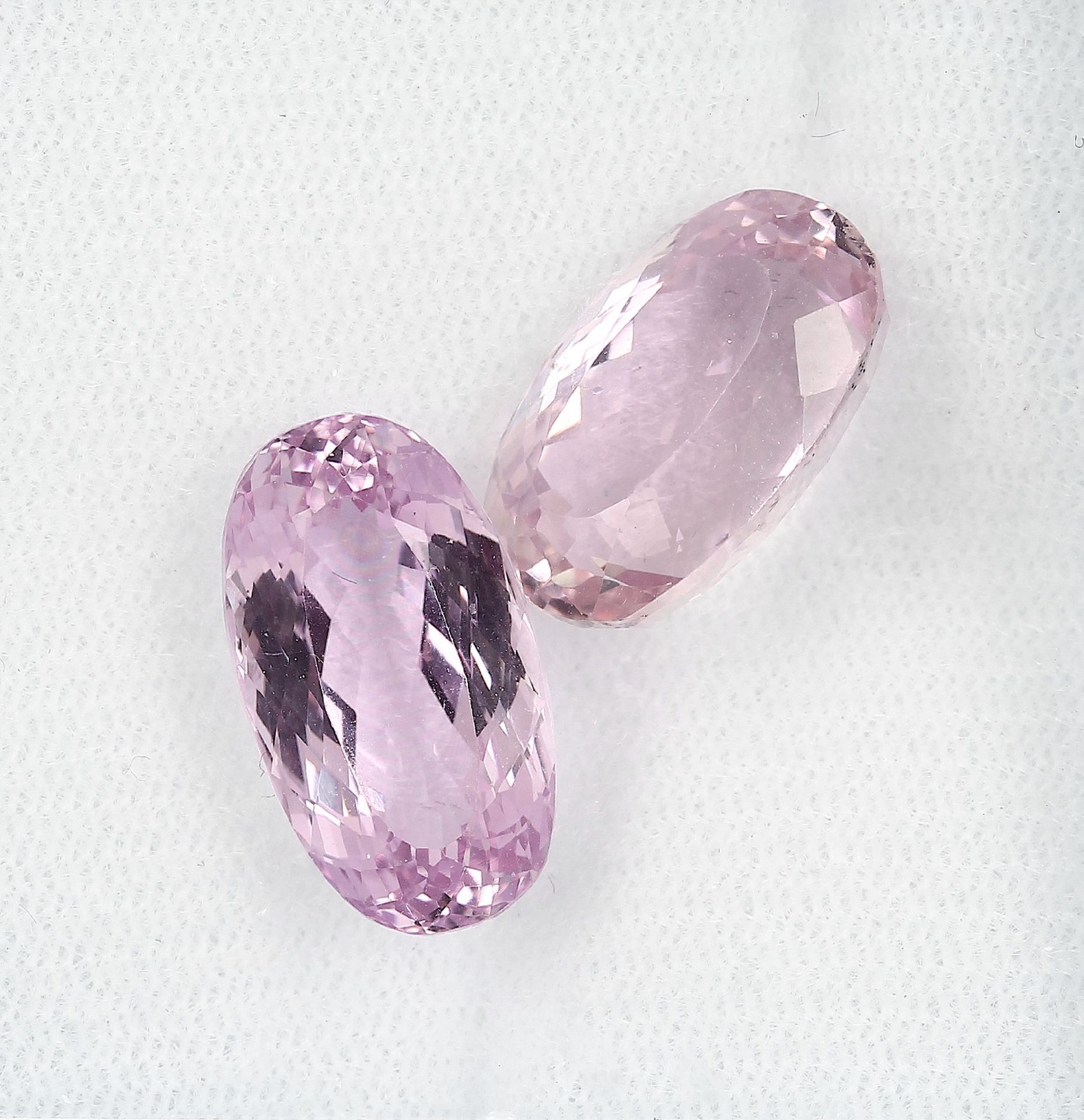 Lot lose Kunzite, zus. ca. 24 ct, oval facett., versch. Größen und Farbnuancen Schätzpreis: