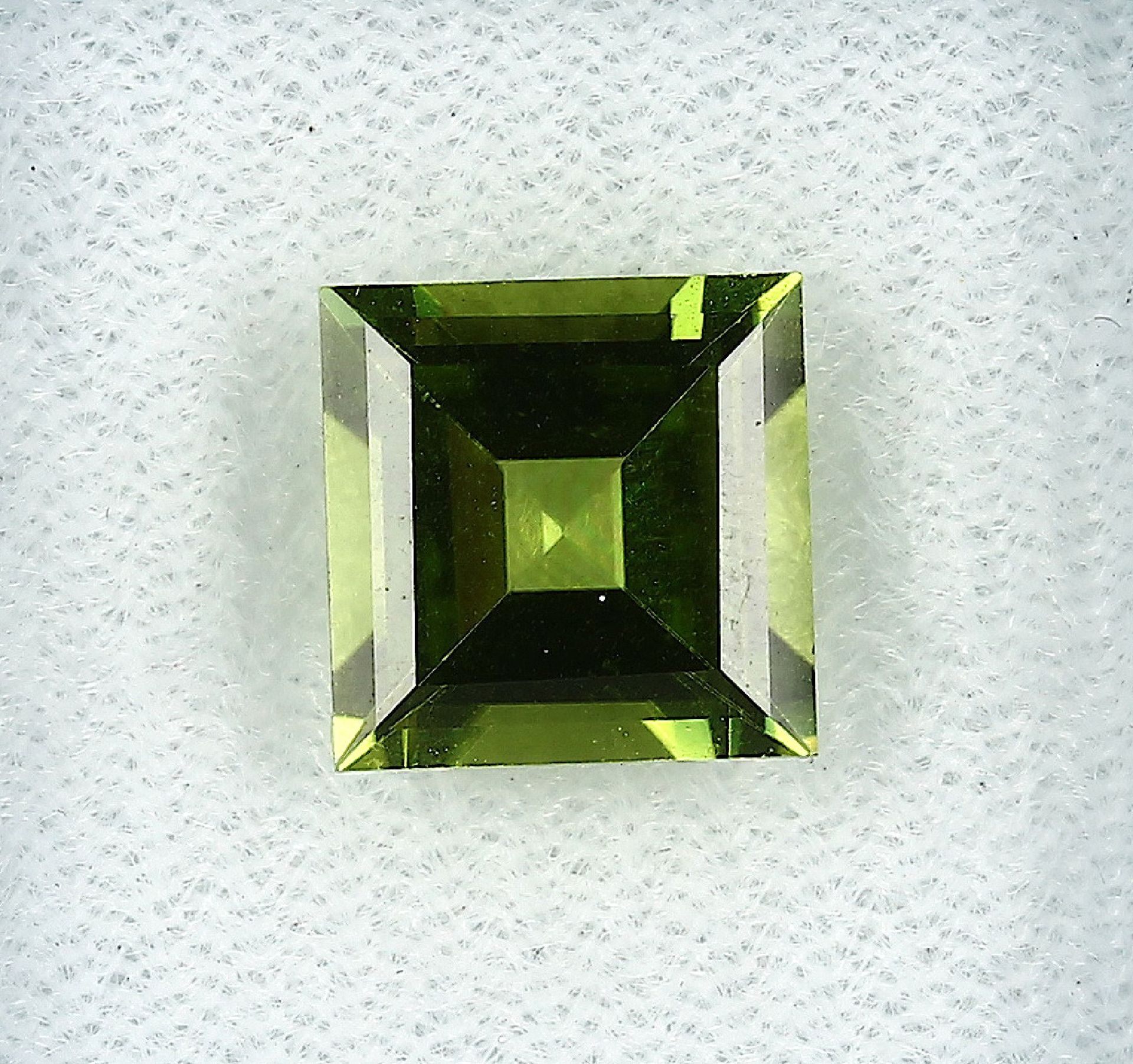 Loser Peridot, ca. 3.40 ct, Peridotcarree von schöner, intensiver Farbe Schätzpreis: 460, - EURLoose