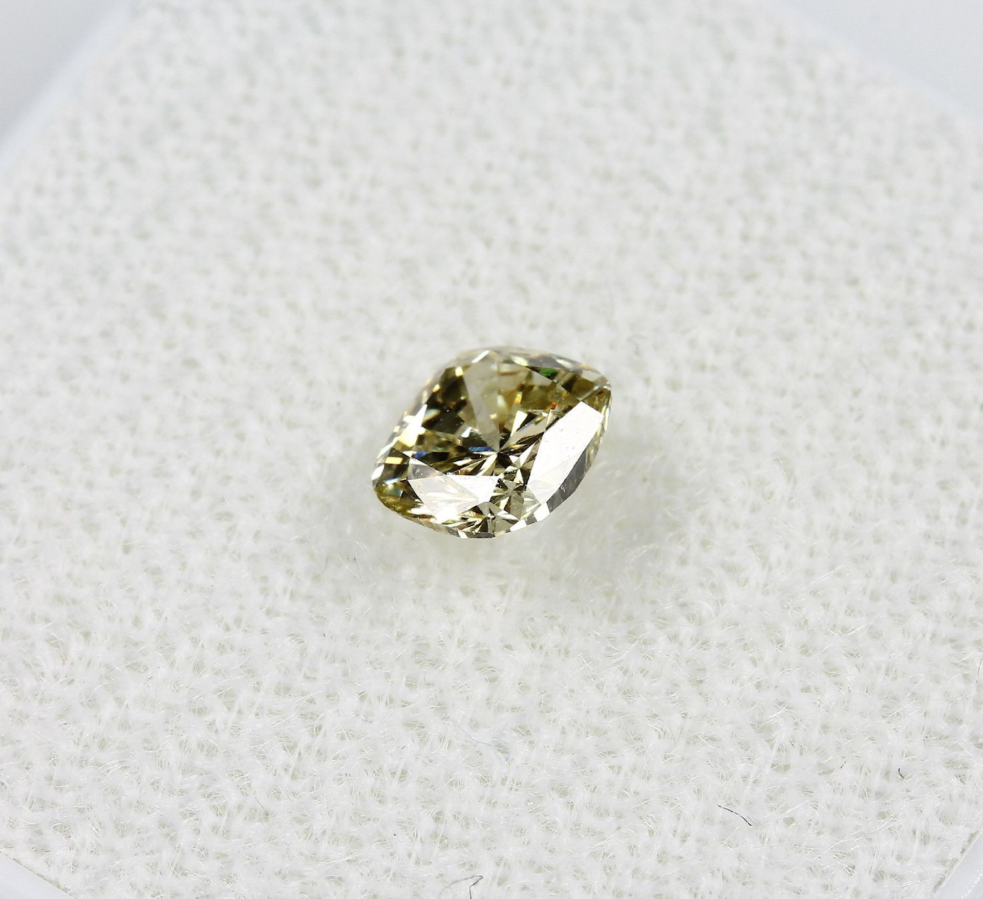 Loser Diamant, 0.55 ct Natural fancy Yellow/si2, Kissenschliff, mit GIA-Expertise Schätzpreis: 1823, - Bild 3 aus 5